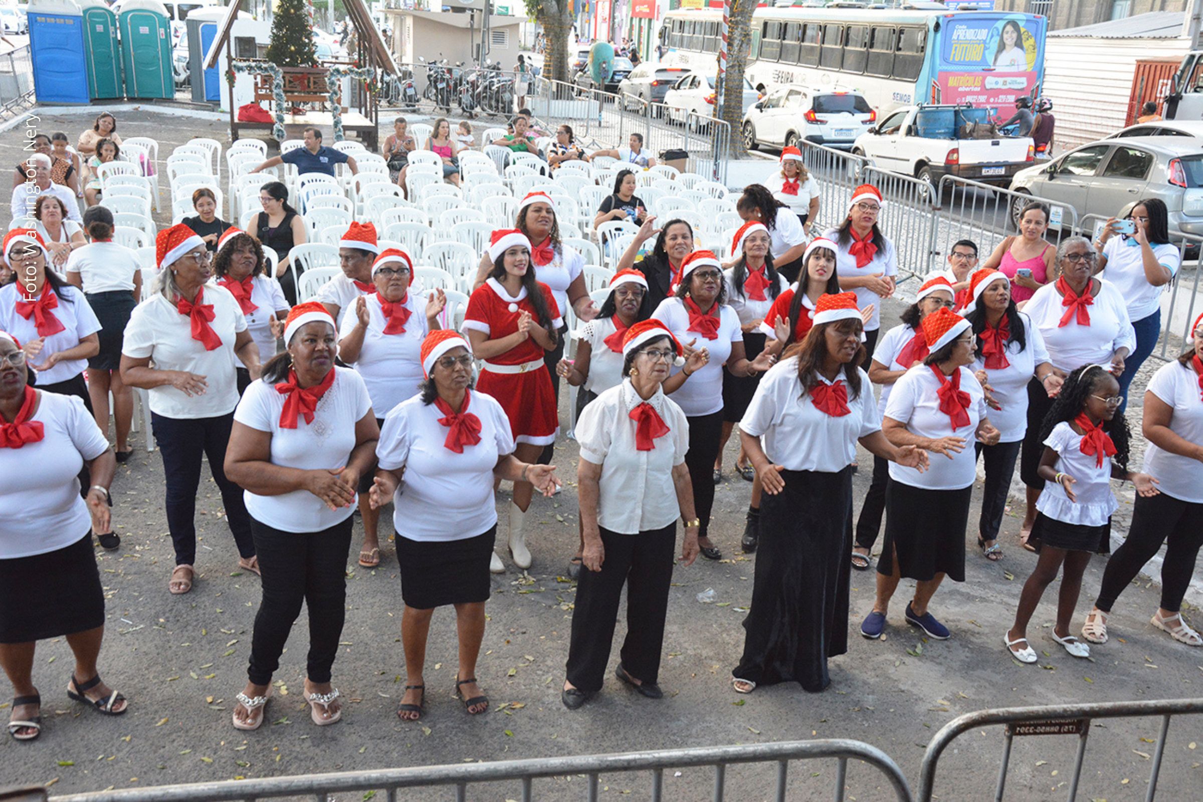 Apresentação inédita reuniu idosos atendidos pela assistência social e integrou ações de convivência e inclusão no evento natalino.