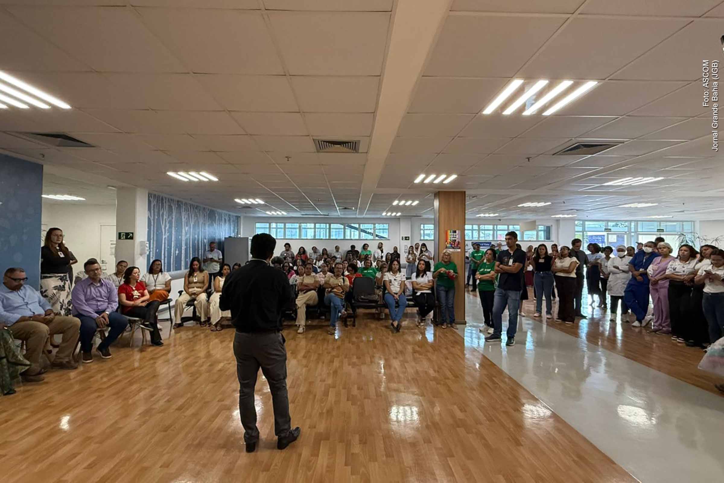 O Hospital Geral Clériston Andrade promoveu, em 16/12/2025, um culto ecumênico seguido de cantata natalina, reunindo servidores, pacientes e acompanhantes. A celebração destacou a diversidade religiosa, a humanização do cuidado e a valorização das equipes, com apresentações musicais, mensagens de fé e ações internas de integração. A iniciativa reforçou o papel social do hospital como espaço de acolhimento e respeito.