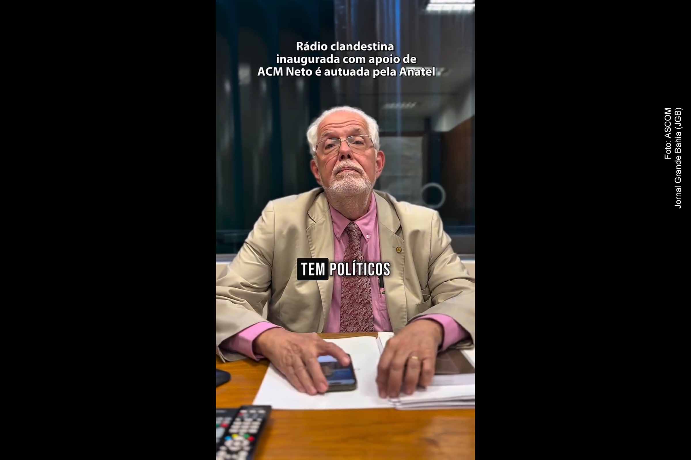 O deputado Jorge Solla acusou ACM Neto e a prefeita Sheila Lemos de participarem da inauguração de uma rádio supostamente irregular em Vitória da Conquista. A emissora, originalmente AM em Belo Campo, teria sido transferida ilegalmente para FM na cidade vizinha. A Anatel fiscalizou o local, lacrou equipamentos e interrompeu as transmissões. O caso reacende debates sobre fiscalização, responsabilidade pública e uso político de concessões de radiodifusão na Bahia.