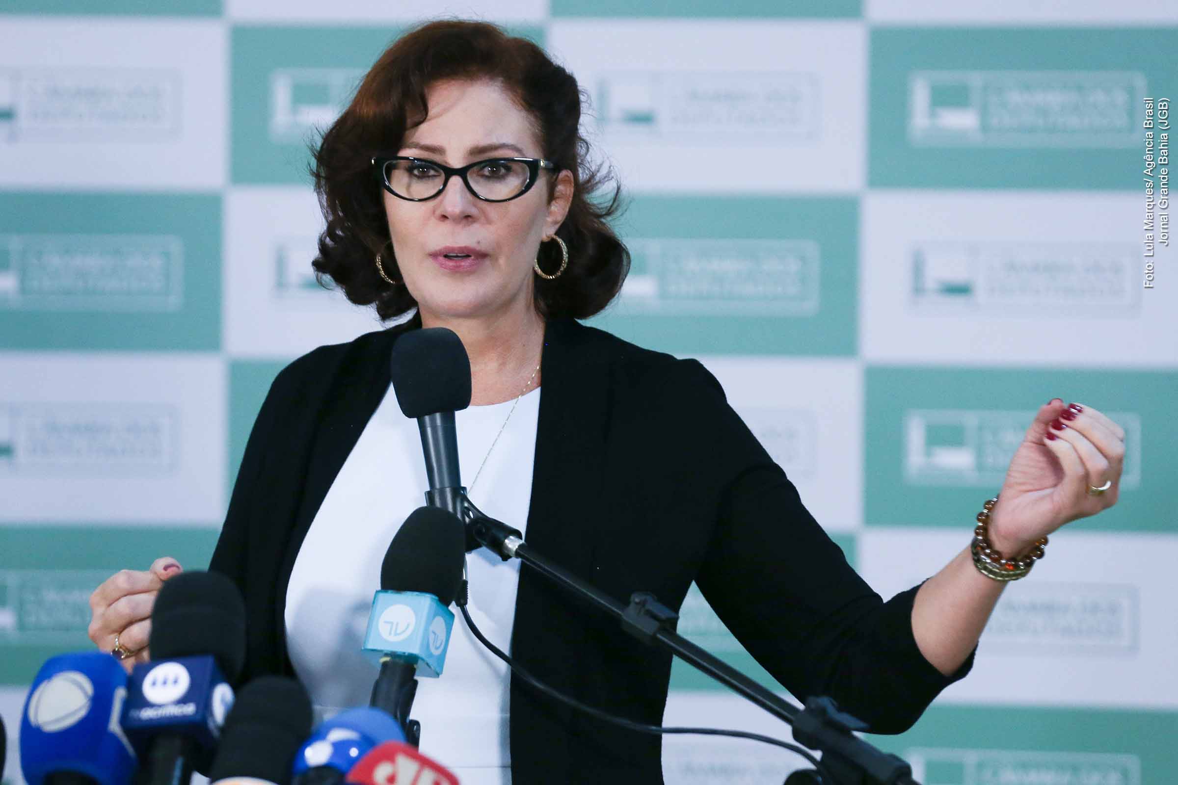 Carla Zambelli renuncia ao mandato após STF confirmar cassação; suplente Adilson Barroso toma posse na Câmara dos Deputados