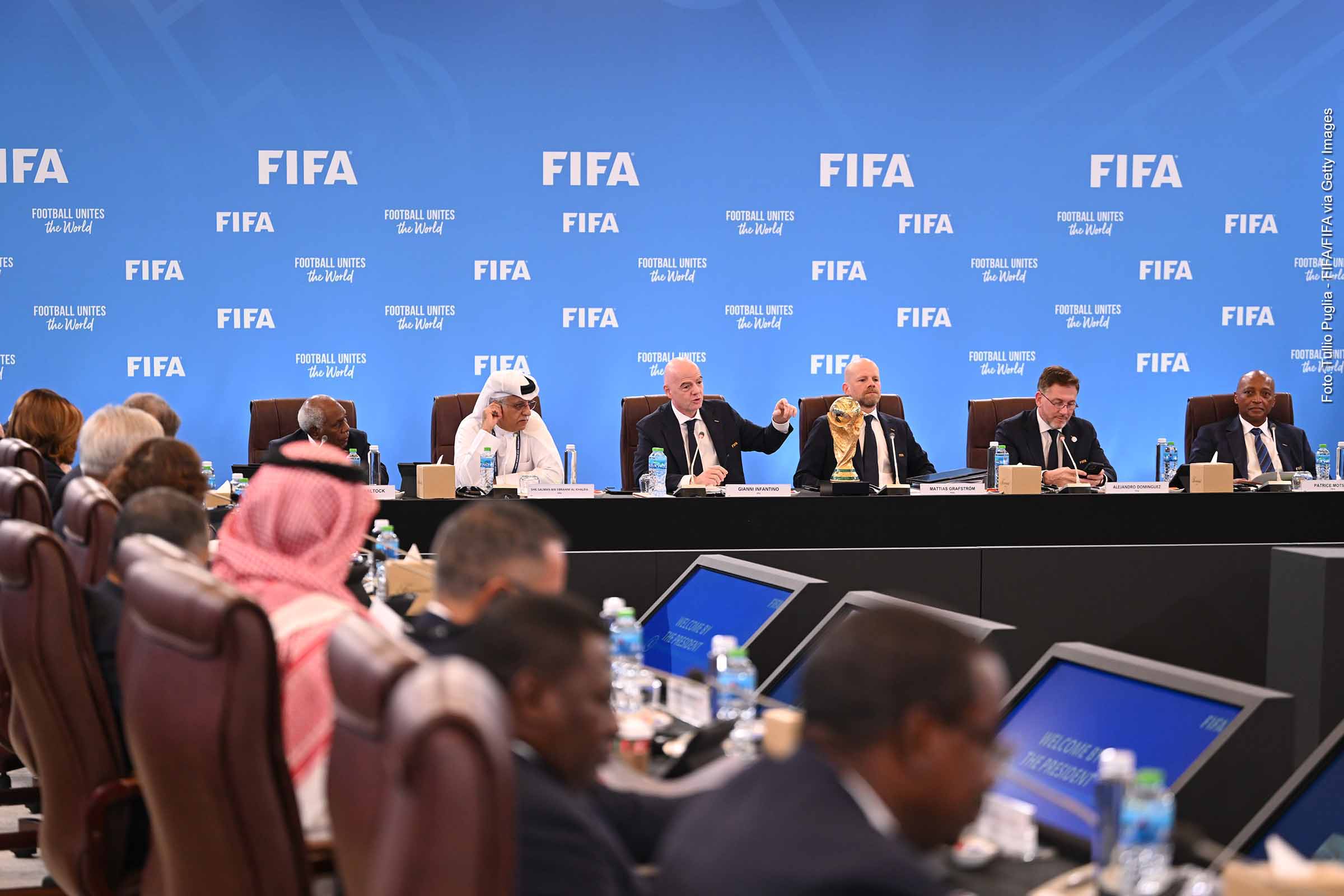 O Conselho da FIFA aprovou um aporte recorde de US$ 727 milhões para a Copa do Mundo de 2026, com aumento de 50% nas premiações, criação de festivais Sub-15 globais, estabelecimento de fundo pós-conflito e definições sobre torneios olímpicos e o Mundial Feminino de Clubes, ampliando o escopo financeiro e institucional da entidade.