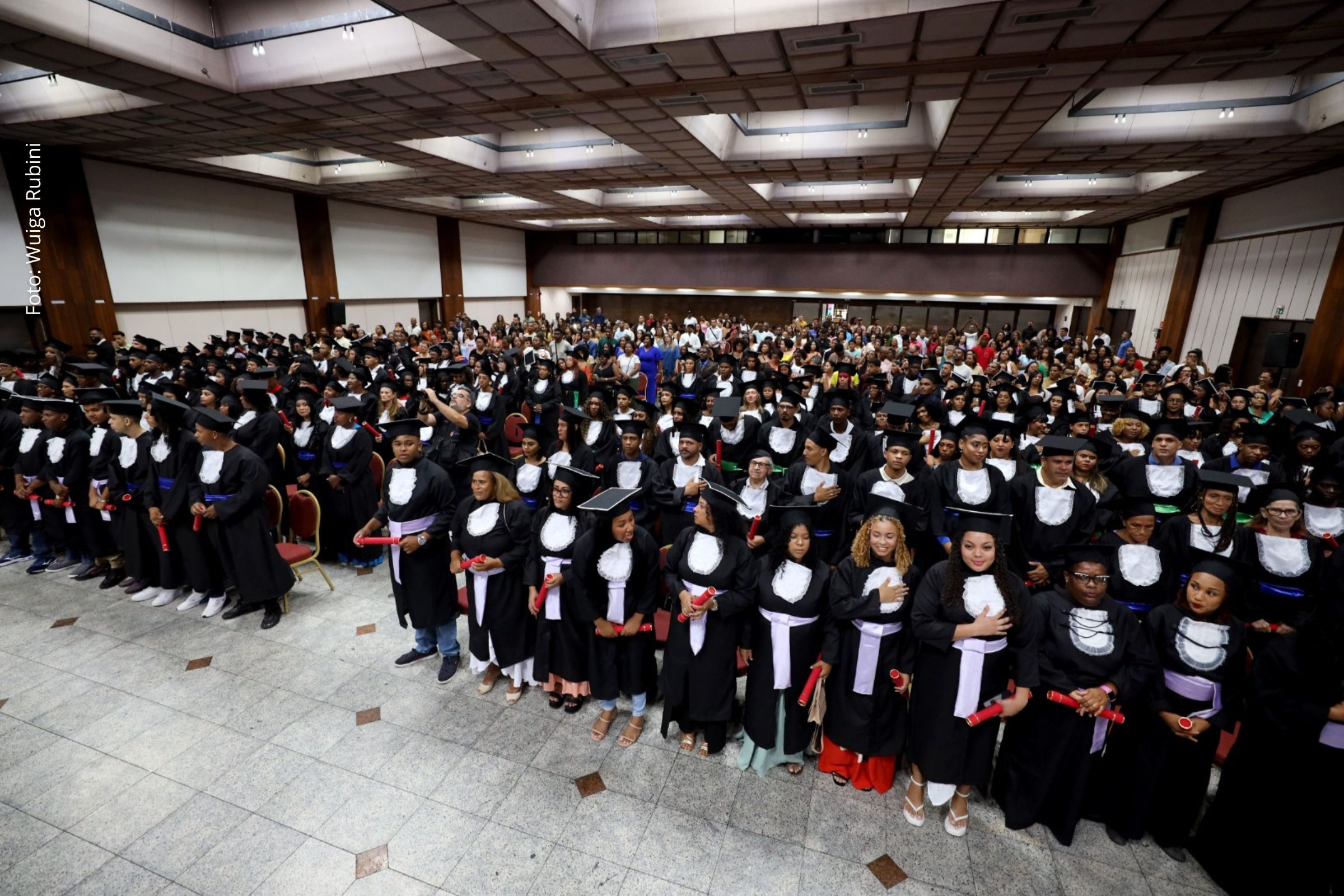 Solenidade unificada em Salvador destaca políticas públicas de inclusão educacional e trajetórias diversas de estudantes.