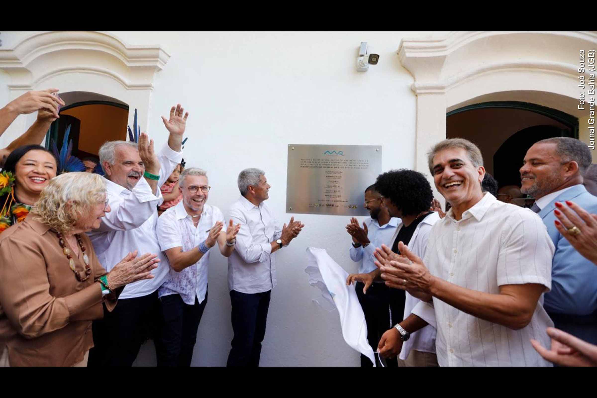 O Museu do Recôncavo Wanderley Pinho, em Candeias, foi reinaugurado nesta segunda-feira (08/12/2025) após restauro e modernização, com investimento de R$ 42 milhões. O equipamento cultural recebeu nova museografia, iluminação, atracadouro, e a exposição “Encruzilhadas”, com 40 artistas brasileiros e africanos. Com acervo de 260 peças e 141 itens restaurados, o museu valoriza narrativas negras e indígenas, impulsiona o turismo e reforça a memória histórica da Bahia.