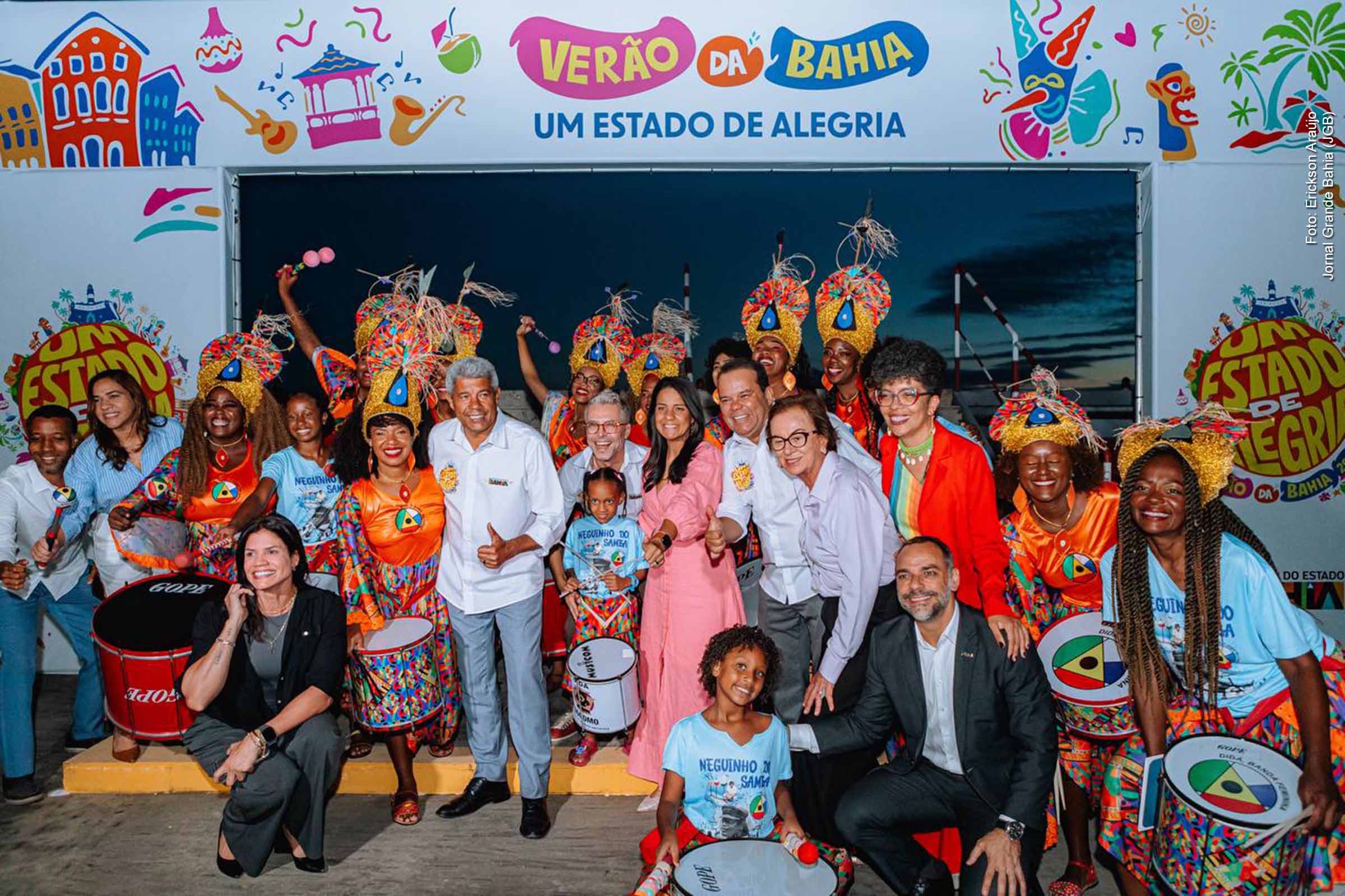 O Governo da Bahia lançou a programação do Verão 2025/2026 com ações integradas em cultura, segurança, turismo, saúde, infraestrutura e direitos humanos. O calendário reúne festas tradicionais, projetos culturais, operações especiais e políticas de cuidado, consolidando o verão como estratégia institucional e econômica do Estado.