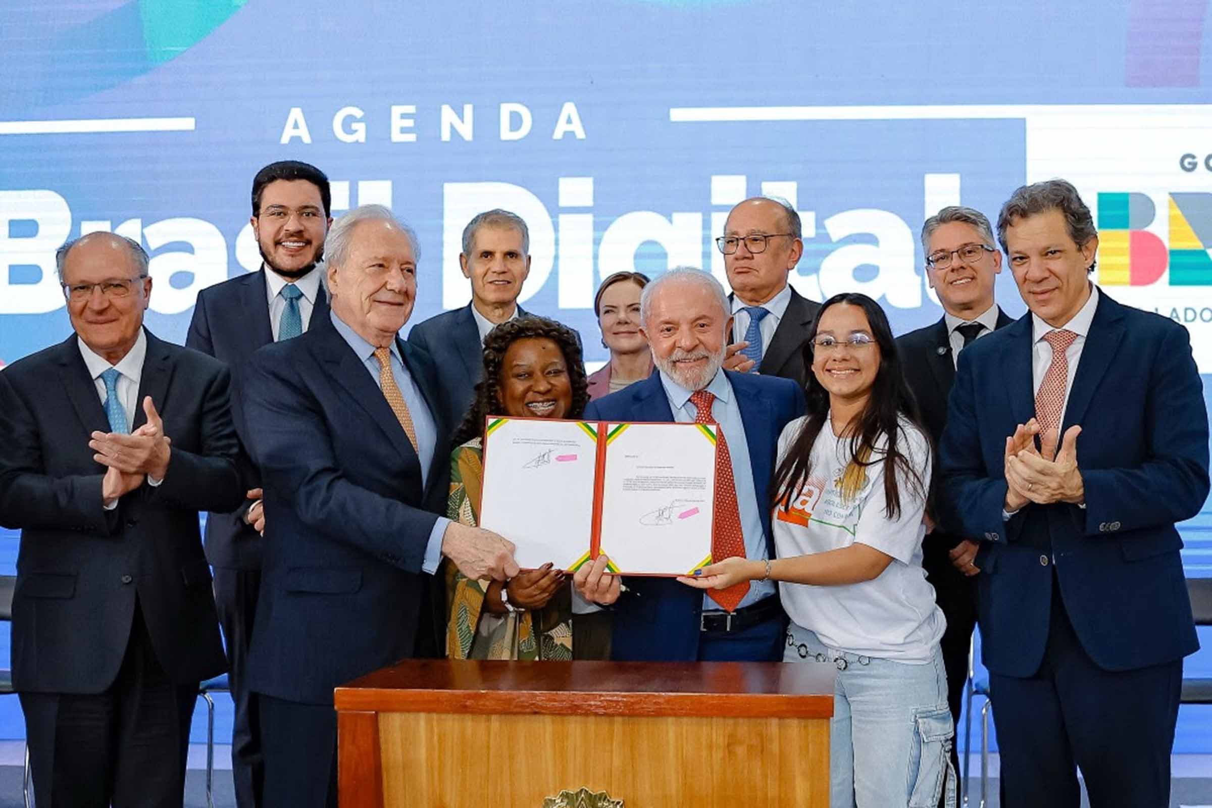Desde 2023, o Brasil ampliou políticas de proteção a crianças e adolescentes com ações integradas em educação, saúde, direitos humanos e ambiente digital. Programas como Pé-de-Meia, Escola em Tempo Integral, ECA Digital, PNIPI, campanhas de vacinação e reforços no Bolsa Família estruturam uma estratégia nacional voltada à permanência escolar, à primeira infância, à segurança digital e à prevenção da violência, com desafios concentrados na implementação e fiscalização.