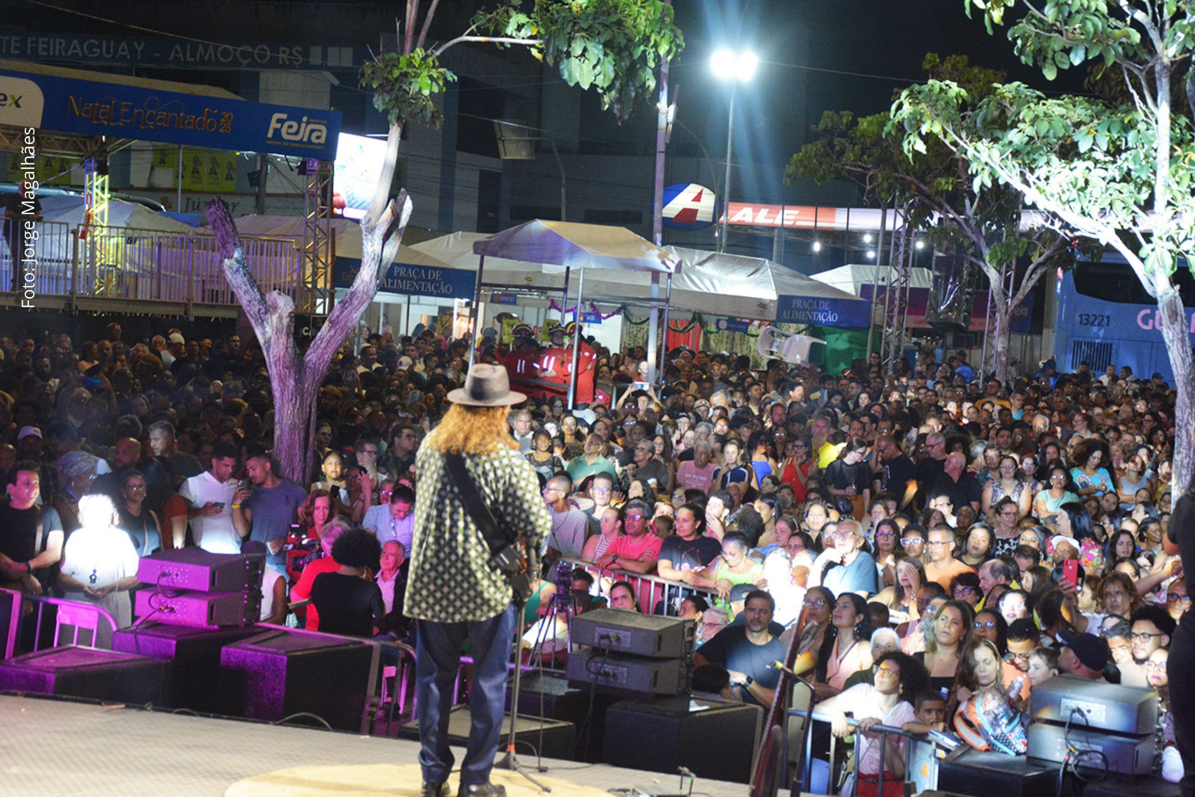 Primeira noite do Natal Encantado atrai público e marca início da programação cultural.