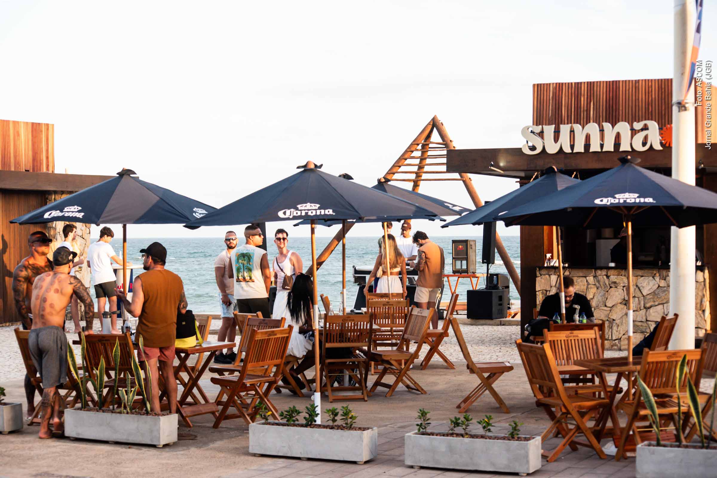 A Orla de Pituaçu, em Salvador, passa a contar com os quiosques Botequim Beach e Sunna Fresh Food, ampliando as opções gastronômicas e culturais ao longo do trecho entre a Boca do Rio e Patamares. As novas operações reforçam a proposta de ocupação estruturada da orla, com cardápios diversificados, programação musical e integração ao conjunto de serviços já existentes, fortalecendo o uso turístico e cotidiano do espaço.