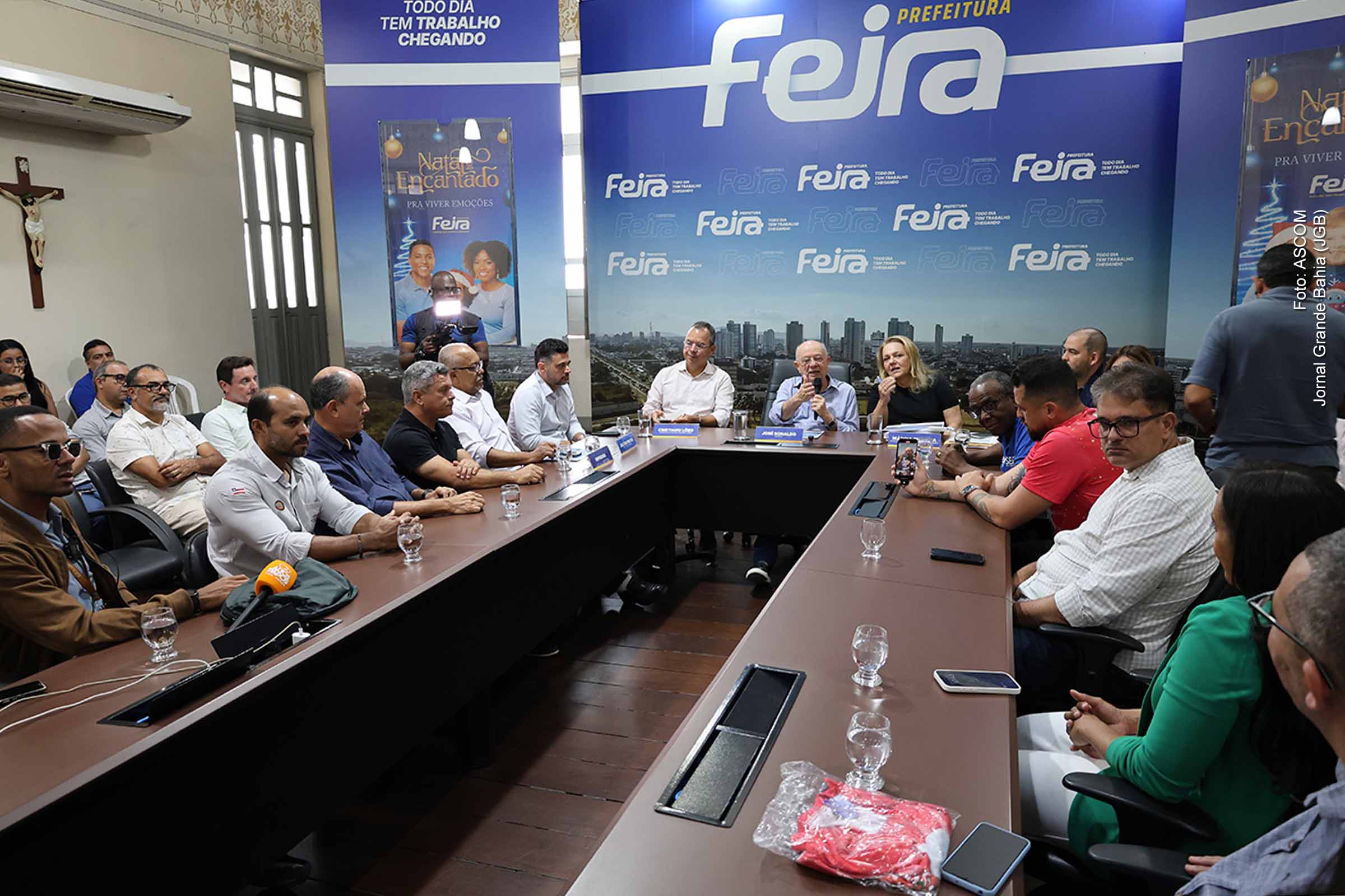 Feira de Santana lançou o Concurso “Decoração Encantada Feira” e apresentou novidades do Natal Encantado 2025, com iluminação reforçada, atrações musicais nacionais, percurso temático e ampla participação do comércio. A coletiva também anunciou reformas das principais praças do centro e avanço da implantação da Zona Azul para 2026. A iniciativa reúne estética, tradição e dinamização econômica, fortalecendo a identidade natalina e valorizando o comércio local no período festivo.