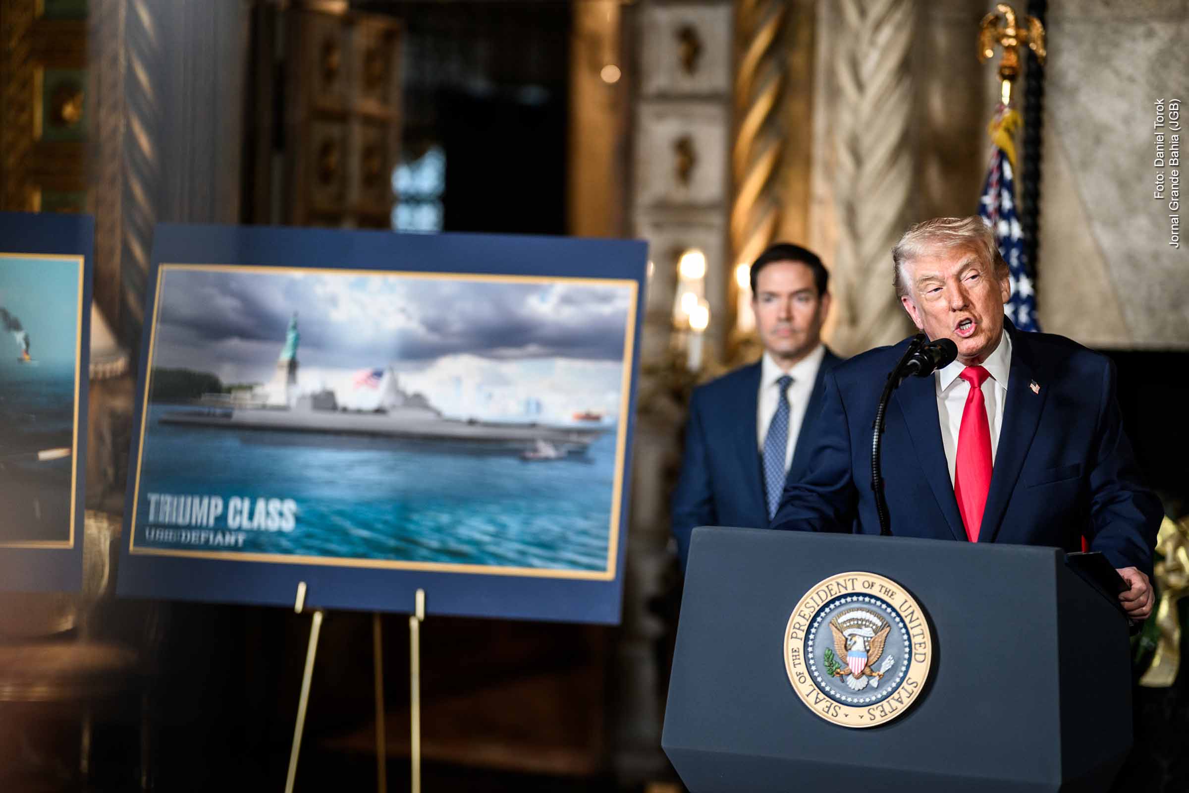 Donald Trump afirmou que os EUA atingiram uma instalação portuária ligada ao tráfico de drogas na Venezuela, o que, se confirmado, seria o primeiro ataque direto em solo venezuelano na atual escalada de tensões. A declaração foi feita sem apresentação de provas ou detalhes operacionais. O episódio ocorre em meio a uma ofensiva militar no Caribe, críticas sobre legalidade das ações e crescente pressão americana sobre o governo de Nicolás Maduro.