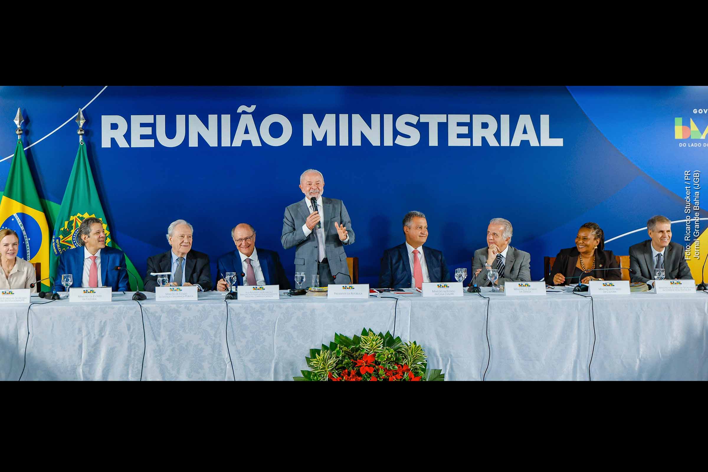Na última reunião ministerial de 2025, o presidente Lula apresentou um balanço de quase três anos de governo, destacando avanços sociais, econômicos e institucionais. O discurso enfatizou políticas de inclusão, fortalecimento dos bancos públicos, reforma tributária, reindustrialização e investimentos em inovação, além da defesa da transparência e da prestação de contas. O encontro buscou consolidar resultados e alinhar estratégias para o último ano de mandato.