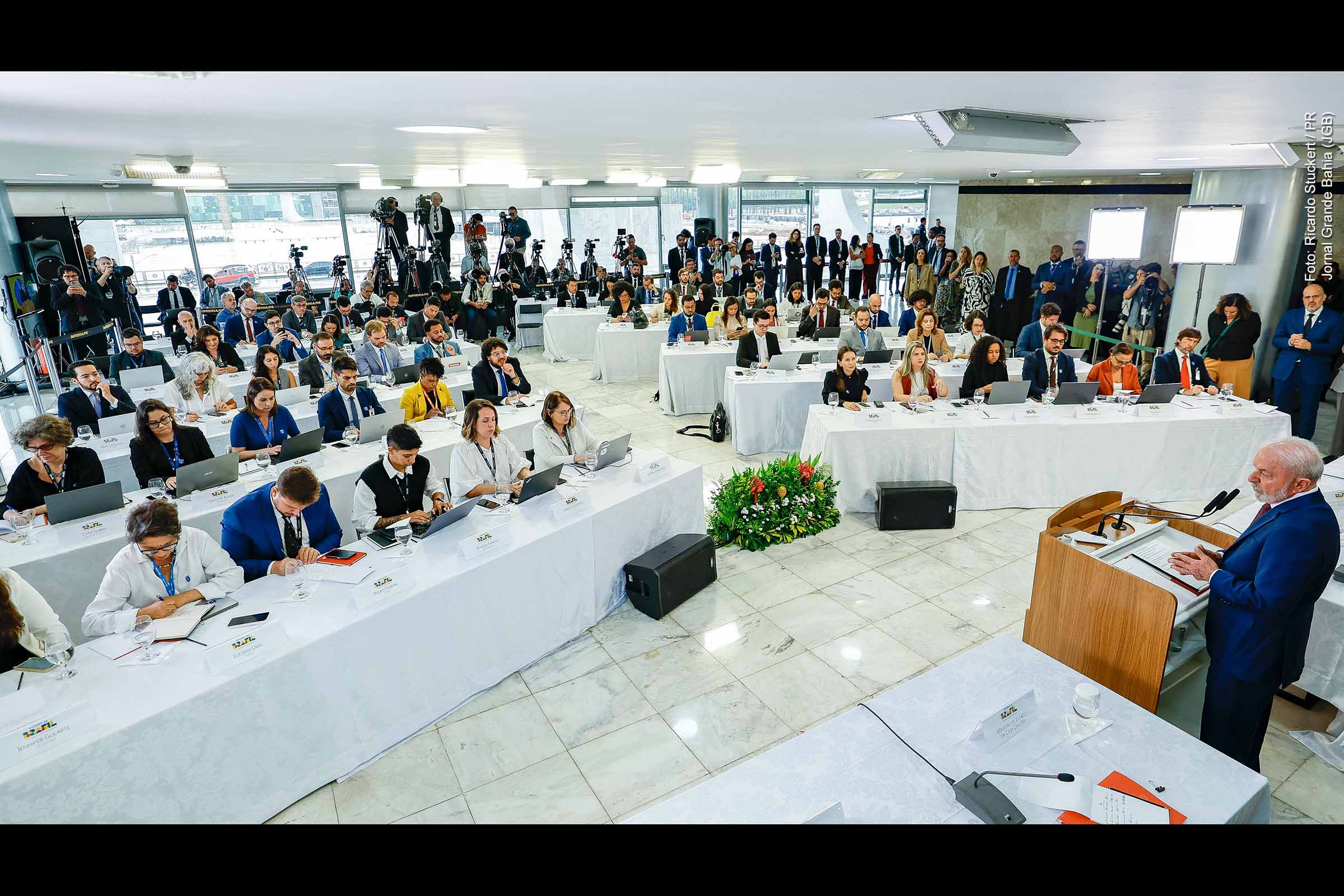 Em entrevista no Palácio do Planalto, Lula apresentou balanço de quase três anos de governo, destacando crescimento econômico acima de 3%, recordes de emprego, redução histórica da pobreza, avanço do Novo PAC, articulação com o Congresso e retomada do protagonismo internacional. O presidente defendeu políticas de redistribuição de renda, reforma tributária, liderança ambiental e abriu debate sobre a redução da jornada de trabalho.