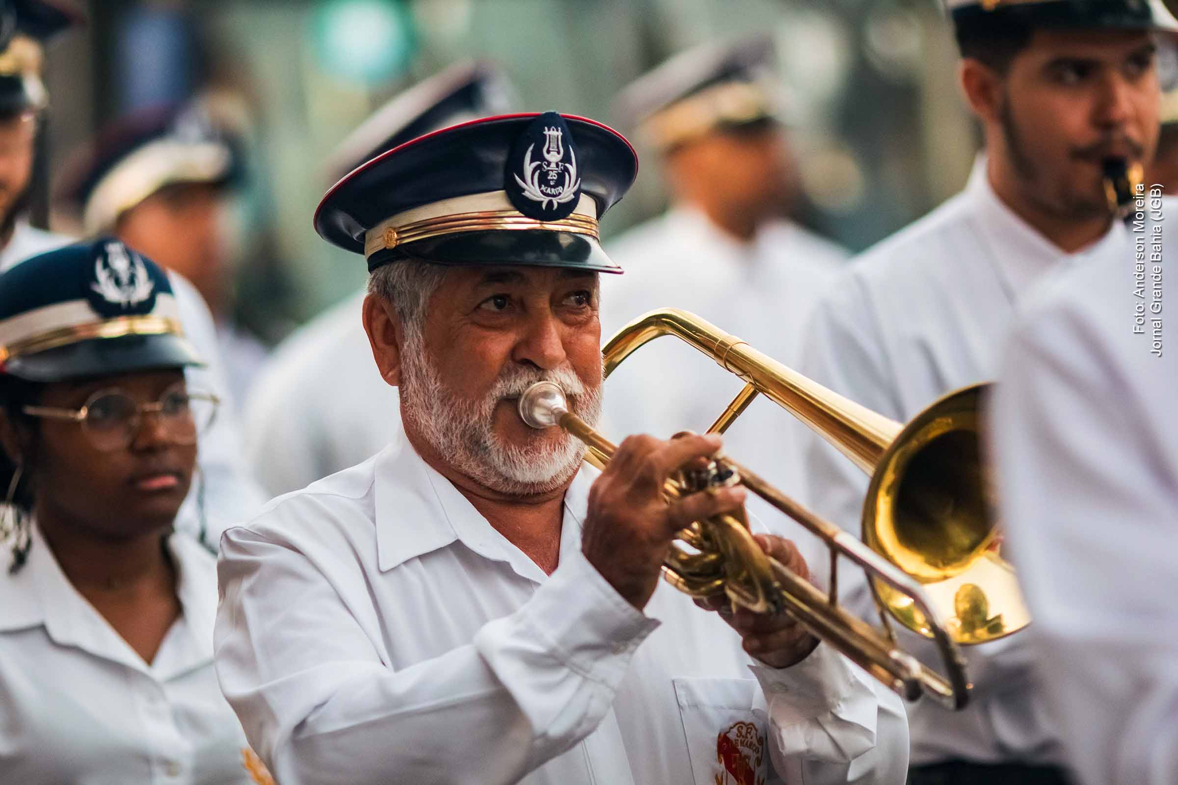 O Projeto Retreta marca a celebração dos 157 anos da Filarmônica 25 de Março com o retorno das apresentações musicais na Praça da Matriz, em Feira de Santana. A iniciativa reúne partituras históricas, revisadas e editadas, e integra uma exposição fotográfica que documenta a memória da cidade. Patrocinado pela iniciativa privada e apoiado pela Lei Rouanet, o projeto reforça o resgate da tradição instrumental e do patrimônio cultural local.
