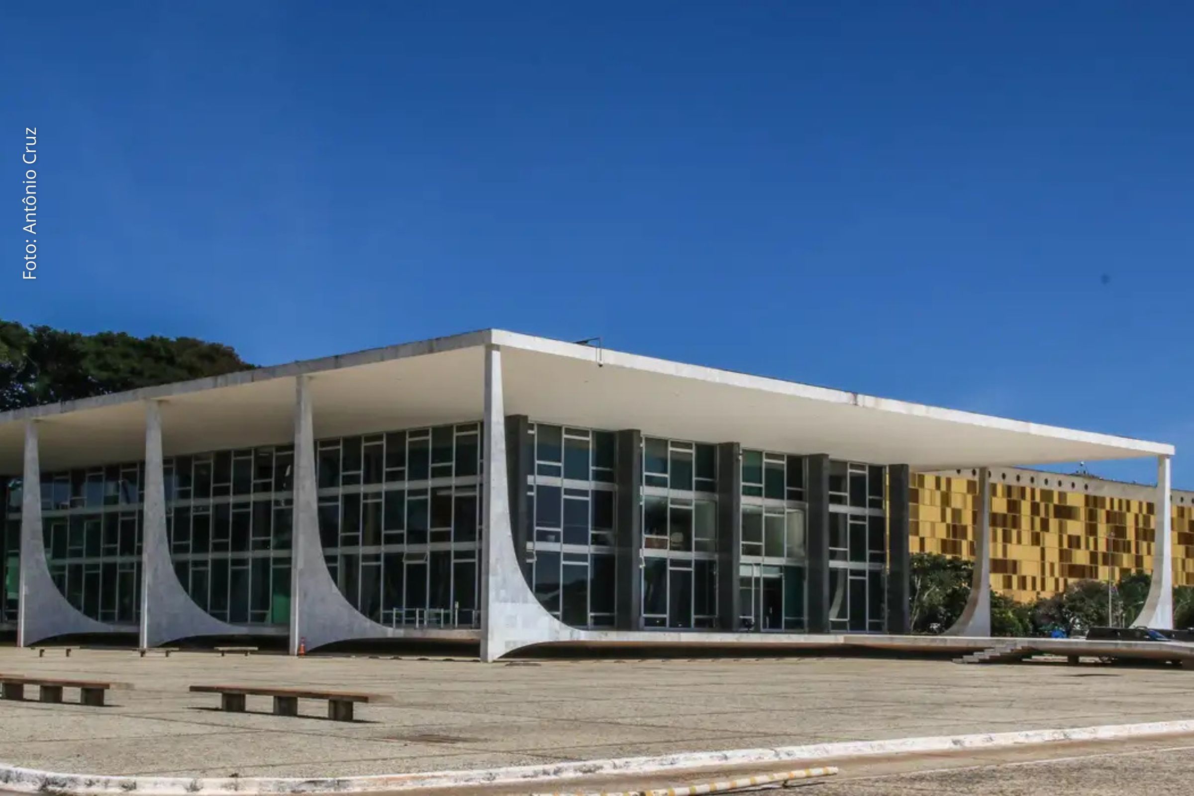 Ministro André Mendonça vota para validar decreto presidencial que define quantia a ser preservada contra cobrança de dívidas.