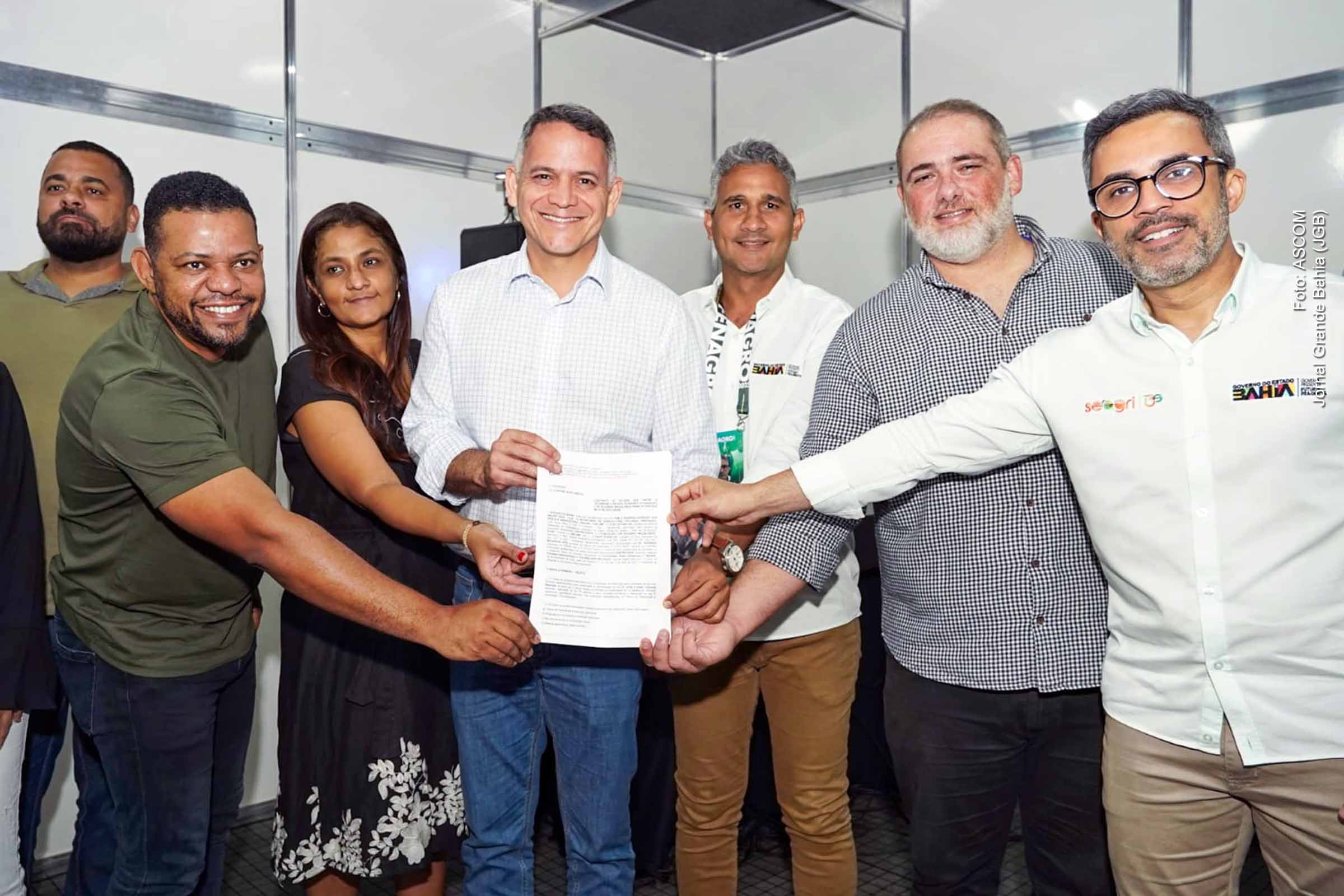 A Seagri e a FLEM formalizaram um termo de cooperação de R$ 10 milhões para revitalizar até 22 Câmaras Setoriais Agropecuárias na Bahia, com prazo de execução de 12 meses. O projeto prevê reorganização institucional, reuniões periódicas, caravanas técnicas e apoio logístico aos participantes. A iniciativa busca fortalecer cadeias produtivas estratégicas, recuperar mecanismos de diálogo e aprimorar a formulação de políticas públicas voltadas ao desenvolvimento agropecuário.