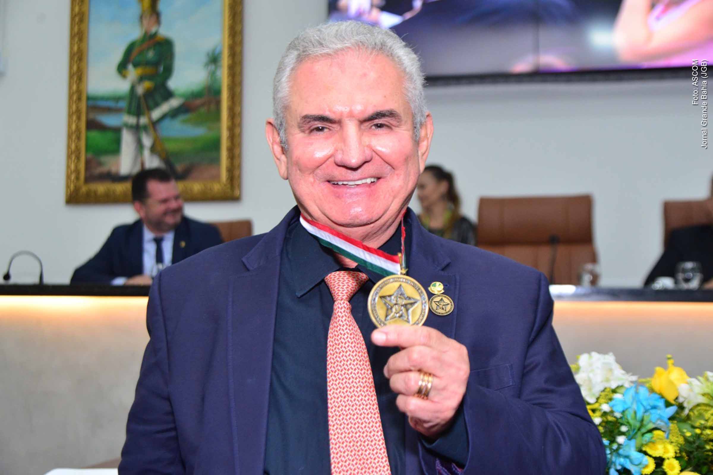 Em sessão solene, Feira de Santana homenageia senador Ângelo Coronel, deputados e prefeito João de Furão; evento reforça alianças políticas e vínculos regionais