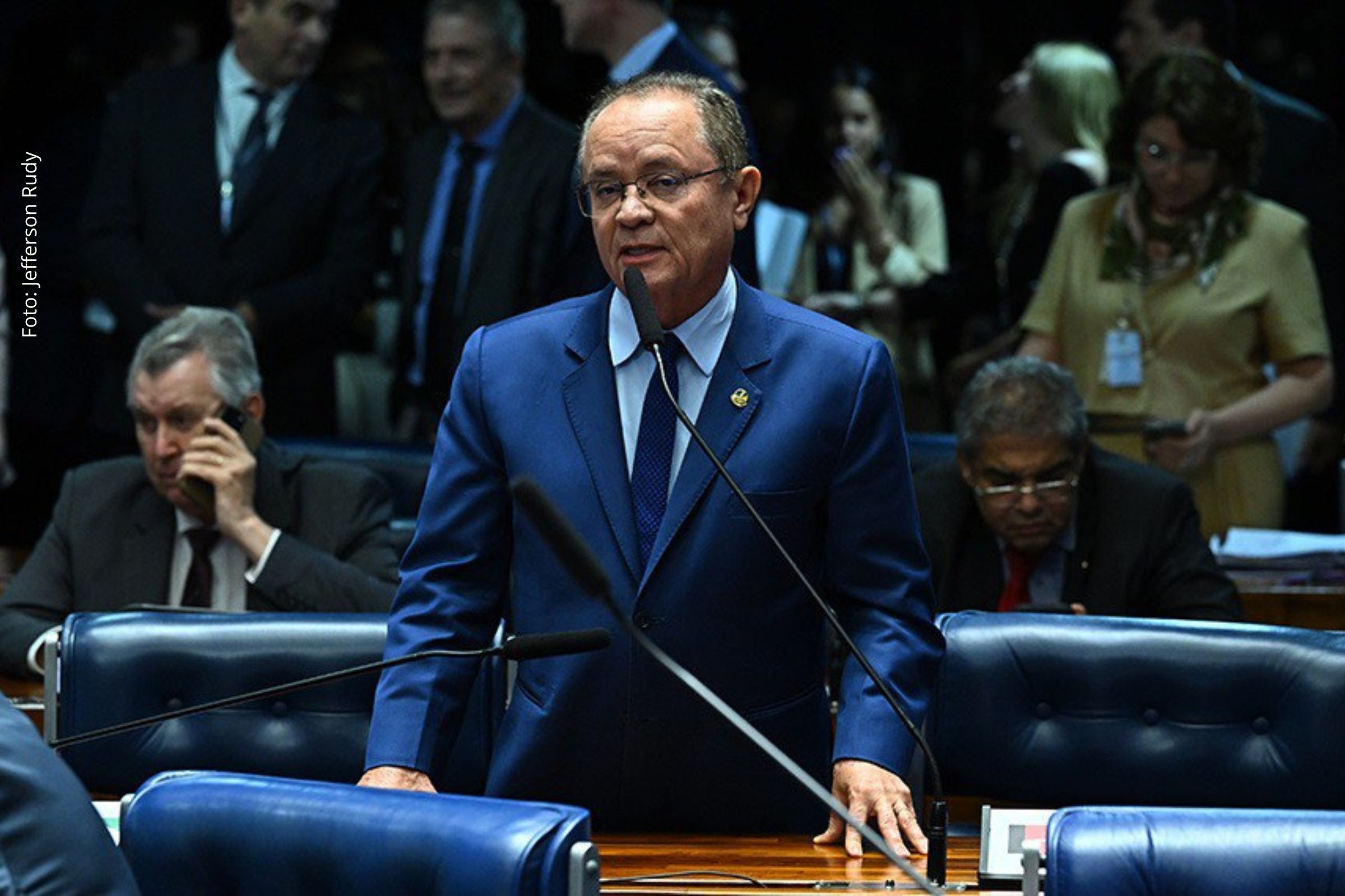 Proposta amplia possibilidade de exercício simultâneo de cargos remunerados por professores.
