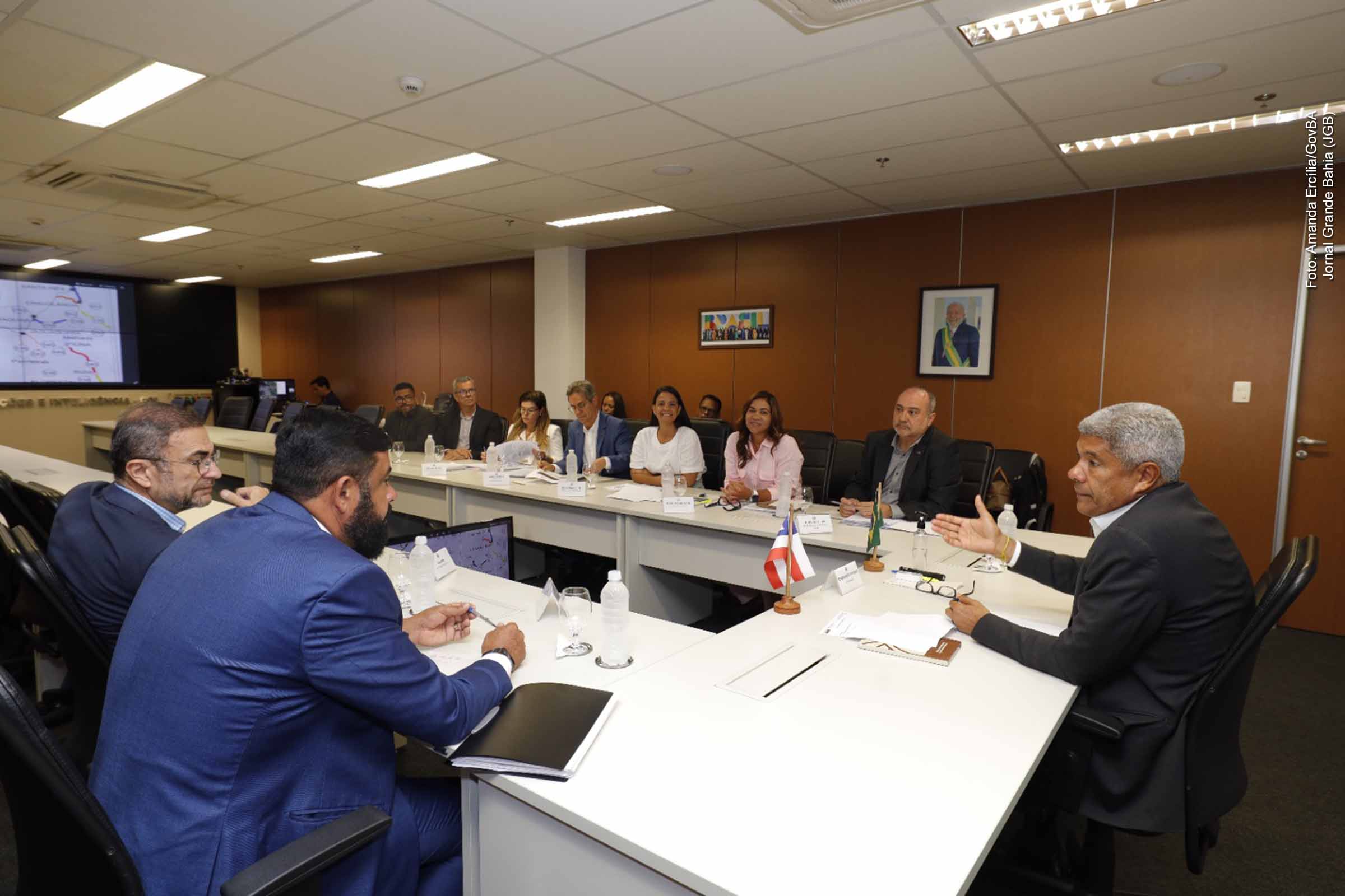 O governador Jerônimo Rodrigues recebeu o prefeito de Itiruçu, Bira Morais, em Salvador, para tratar de investimentos estaduais no município. O encontro confirmou a entrega de veículos para a saúde e administração, além de destacar obras em andamento, como a nova escola de tempo integral, que integra um pacote de cerca de R$ 76 milhões em investimentos estaduais voltados à infraestrutura, educação e qualificação urbana.