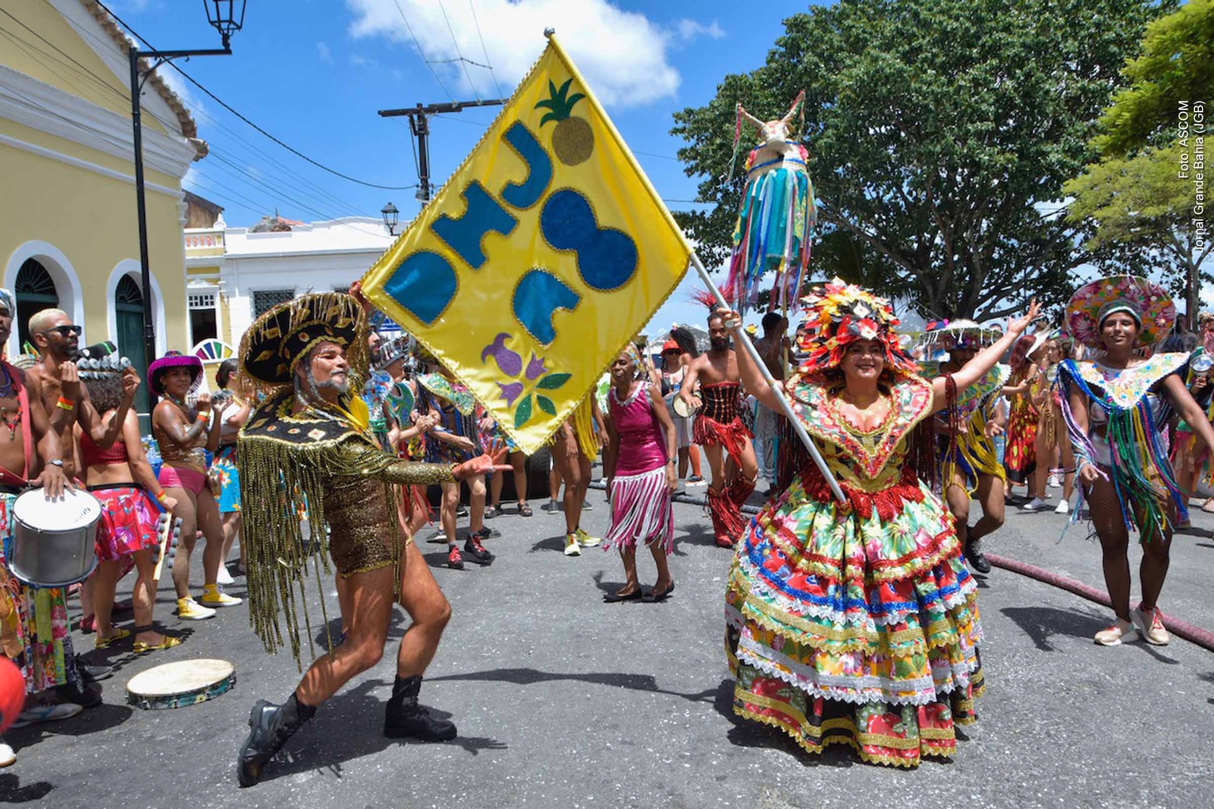 O Carnaval do Santo Antônio Além do Carmo 2026 acontece de 5 a 13 de fevereiro, com 15 blocos tradicionais e modelo comunitário, sem cordas e sem comercialização. Organizada pela Absanto, a festa preserva horários, trajetos históricos e respeito aos moradores, reafirmando identidade cultural, autonomia local e resistência à lógica mercantil no Centro Histórico de Salvador.
