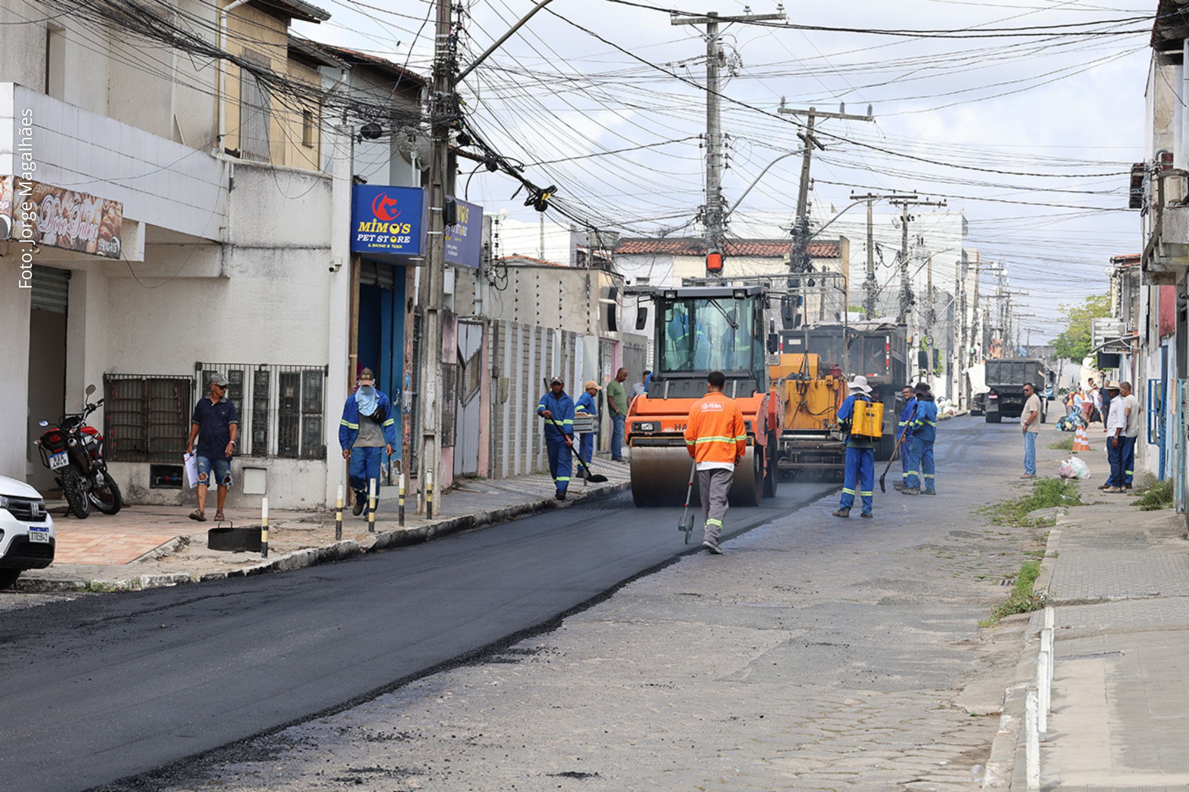 Obra em CBUQ substitui paralelepípedos e amplia conforto viário.
