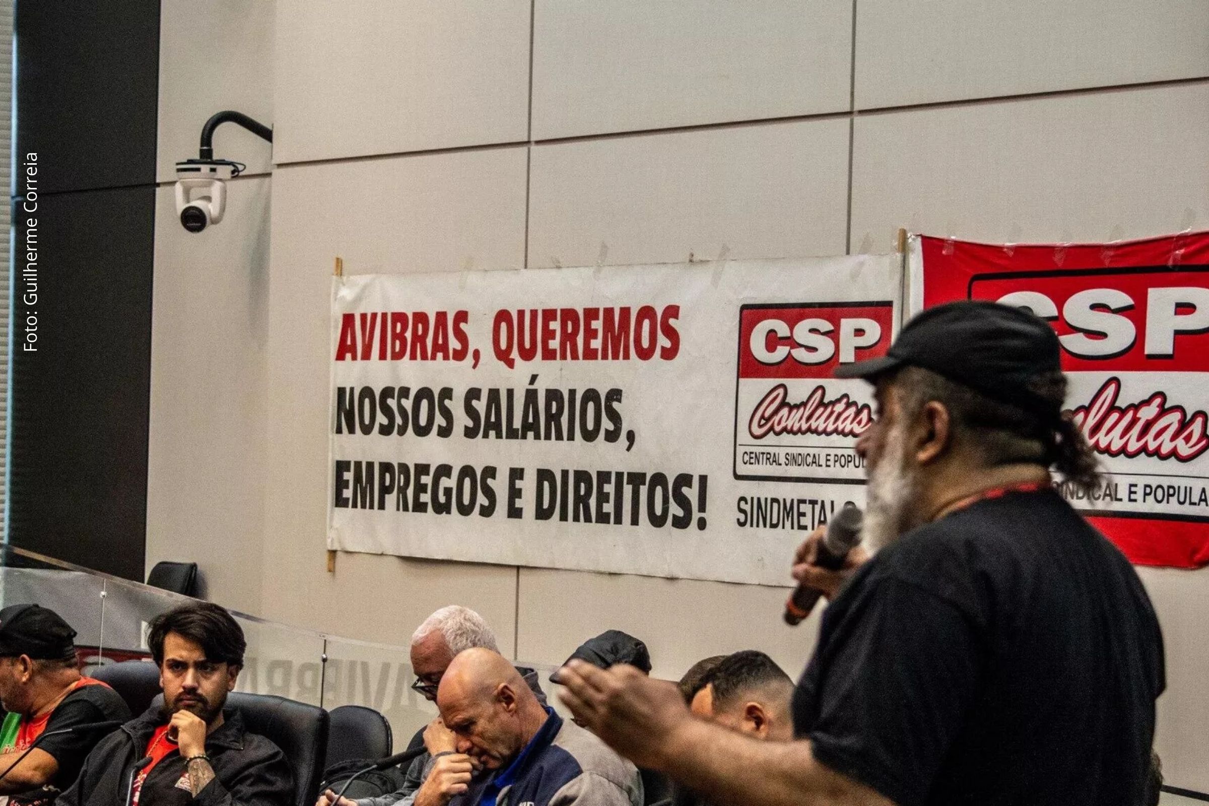 Funcionários cobram pagamento de salários atrasados e defendem participação do Estado para retomada das atividades da empresa de defesa.