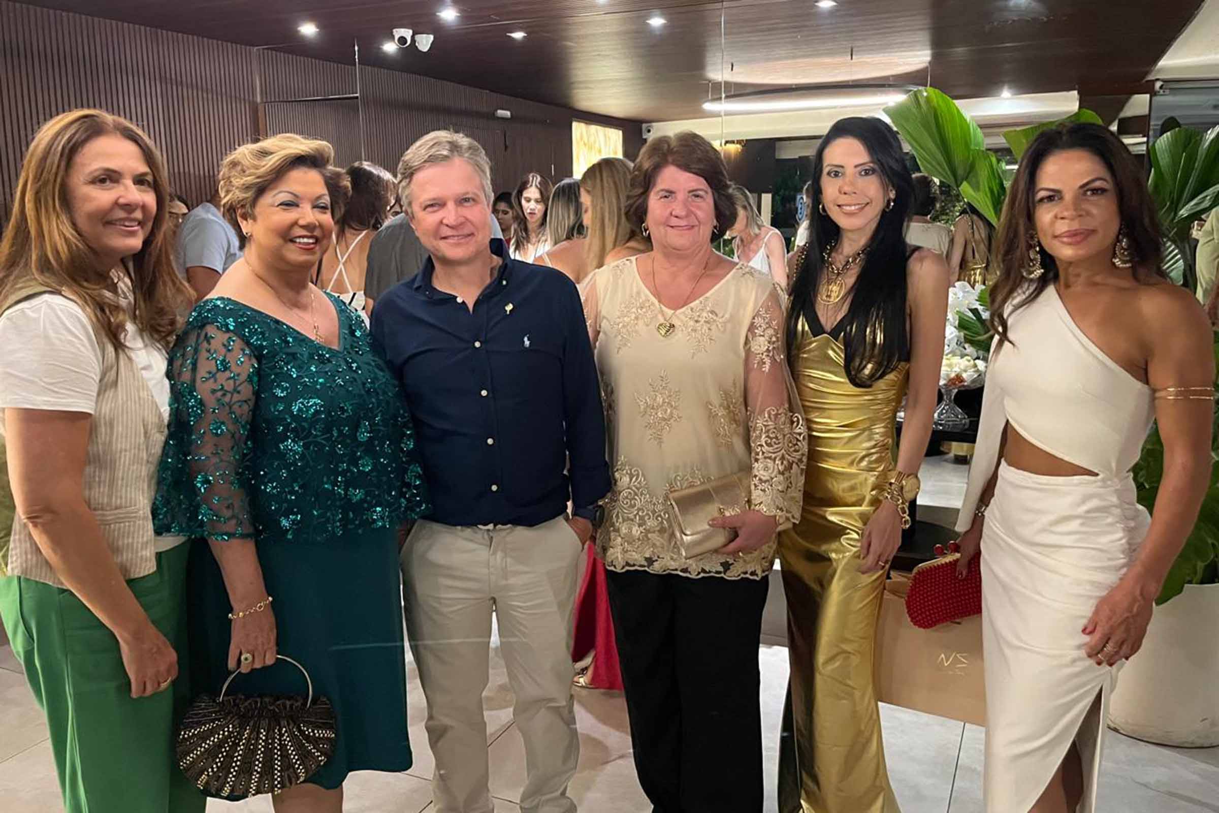 O desembargador Pedro Rogério Godinho foi homenageado em comemoração privada por seu aniversário, realizada em 23 de janeiro de 2026, no Restaurante SETTE, na Ladeira da Barra, em Salvador. Promovido por amigos, o encontro reuniu nomes do meio jurídico e social em ambiente discreto, marcado por cordialidade e reconhecimento à trajetória profissional do magistrado.