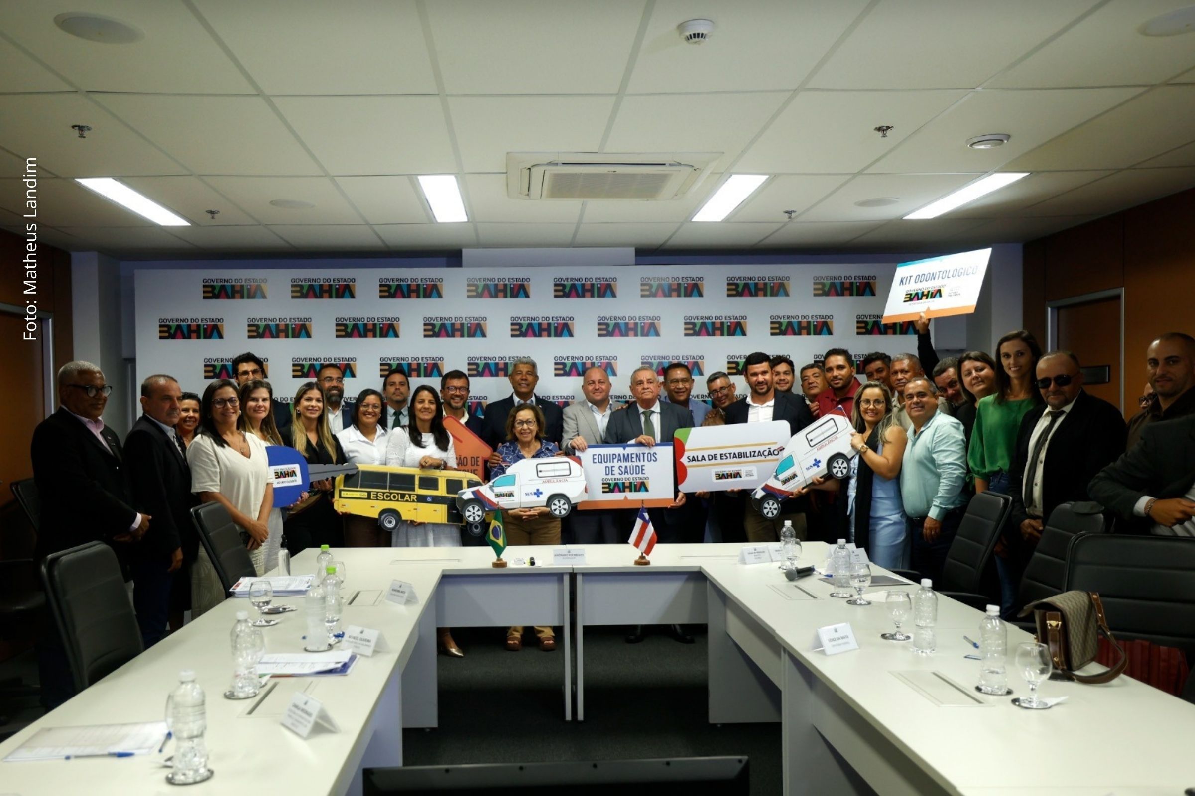 Governo da Bahia entrega ônibus escolar, ambulâncias e equipamentos de saúde e educação para Jiquiriçá