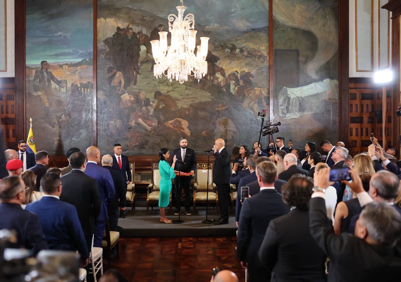 Delcy Rodríguez tomou posse em 05/01/2026 como presidente interina da Venezuela após a captura de Nicolás Maduro por forças dos EUA em 03/01. Indicada pelo Supremo Tribunal por mandato renovável de 90 dias e reconhecida por Exército e Parlamento, Delcy condenou a operação e pediu a libertação de Maduro. O episódio dividiu a comunidade internacional, intensificou críticas do Brasil na OEA e elevou a pressão da oposição, em meio a sinais de instabilidade em Caracas.