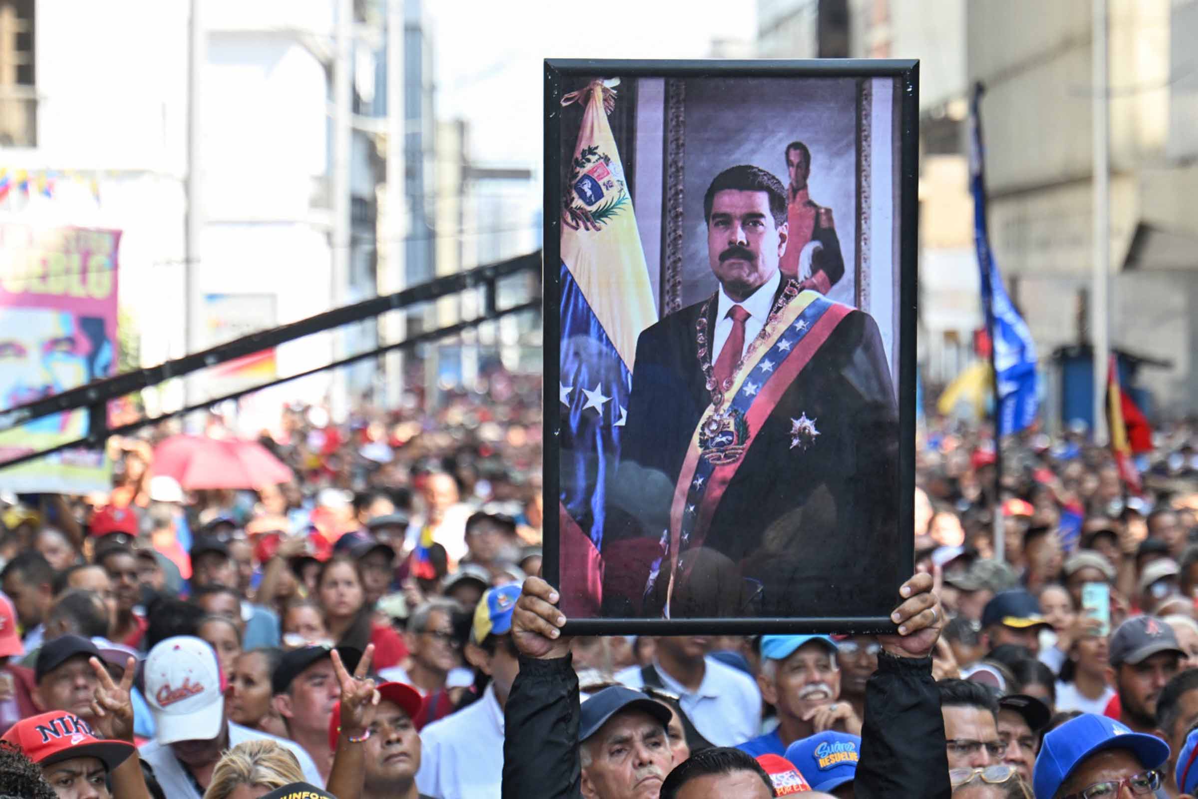 Manifestantes com bandeiras da Venezuela protestam em Caracas, em 5 de janeiro de 2026, após ataques militares atribuídos aos Estados Unidos e a captura do presidente Nicolás Maduro.
