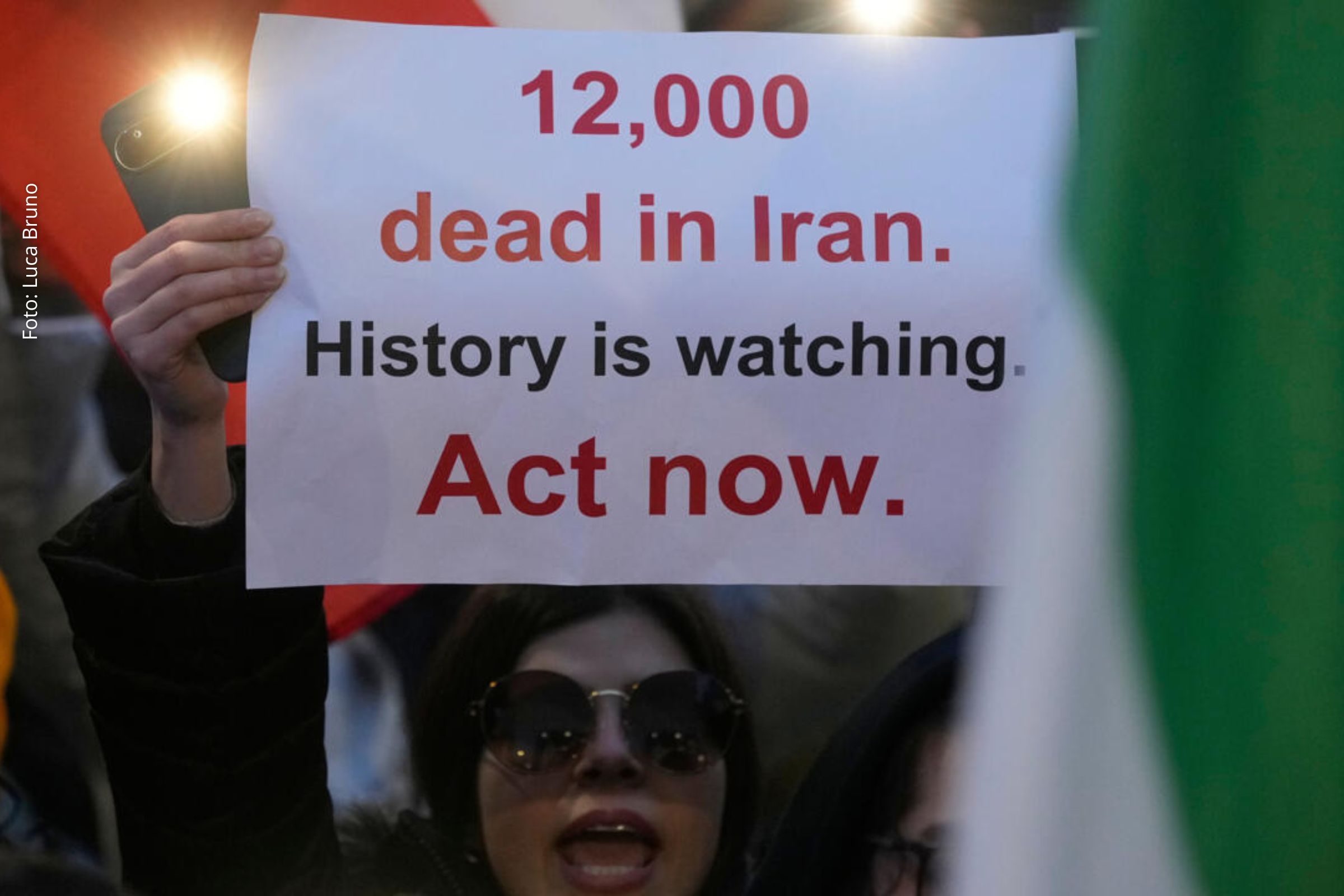 Analistas destacam protestos, crise econômica e apoio da elite como fatores que podem colocar fim ao regime de Khamenei.