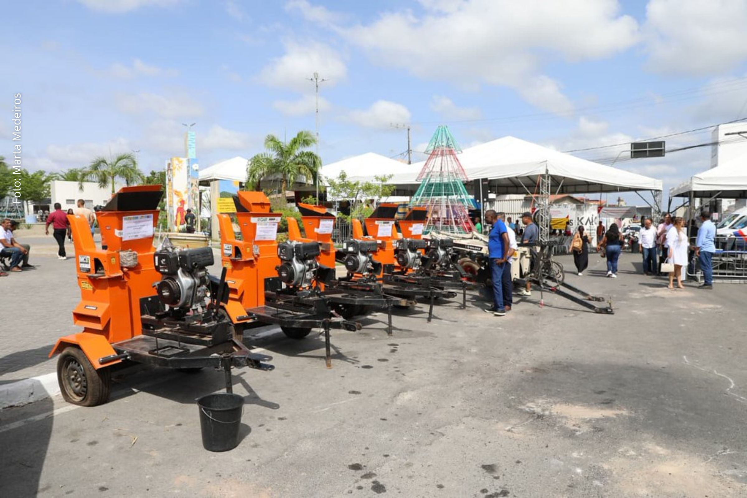 Entrega de máquinas pelo Governo da Bahia em 2025 amplia capacidade produtiva, incorpora tecnologia e beneficia cooperativas e associações rurais.
