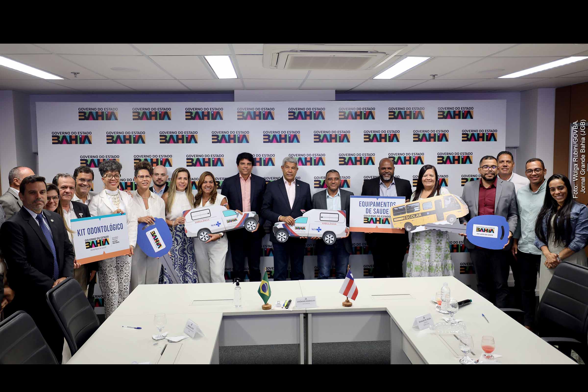 A reunião entre o governador Jerônimo Rodrigues e o prefeito Devaldo Soares, em 9 de janeiro de 2026, resultou no alinhamento de investimentos em saúde, educação, infraestrutura e saneamento em Simões Filho. Com entregas imediatas, como ambulâncias e equipamentos de saúde, e planejamento de obras educacionais e urbanas, o encontro reforçou a cooperação entre Estado e município para ampliar serviços públicos e melhorar a qualidade de vida da população.