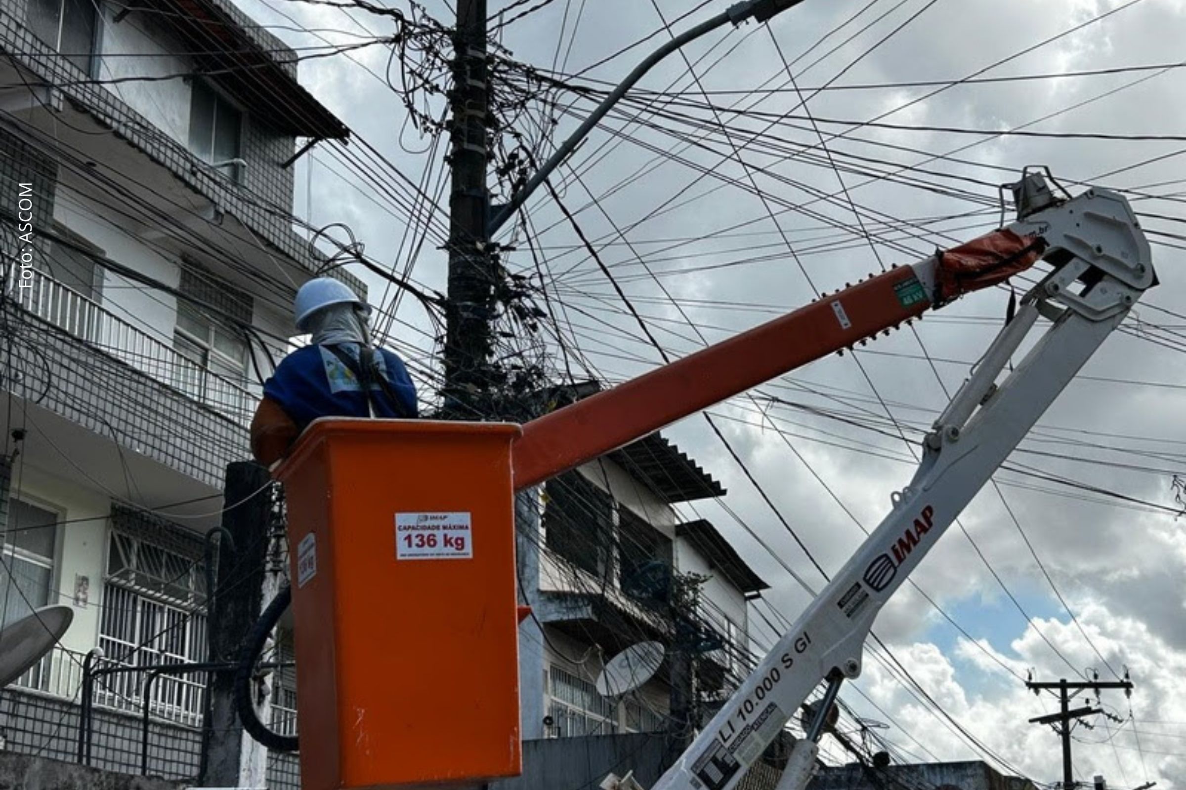 Neoenergia Coelba intensifica fiscalização para reduzir poluição visual e riscos à segurança em vias públicas.