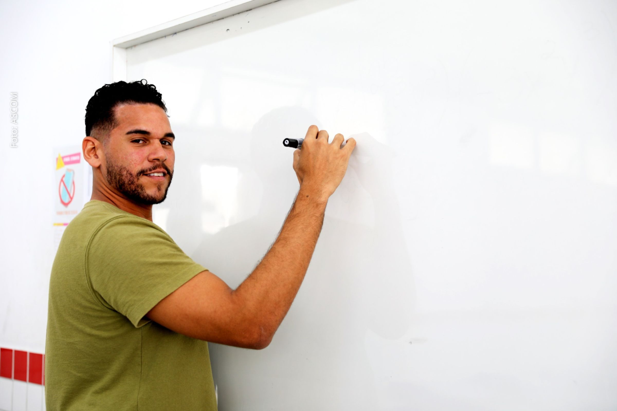 Programa garante pagamento do piso salarial para aposentados, pensionistas e ativos da rede estadual de educação.