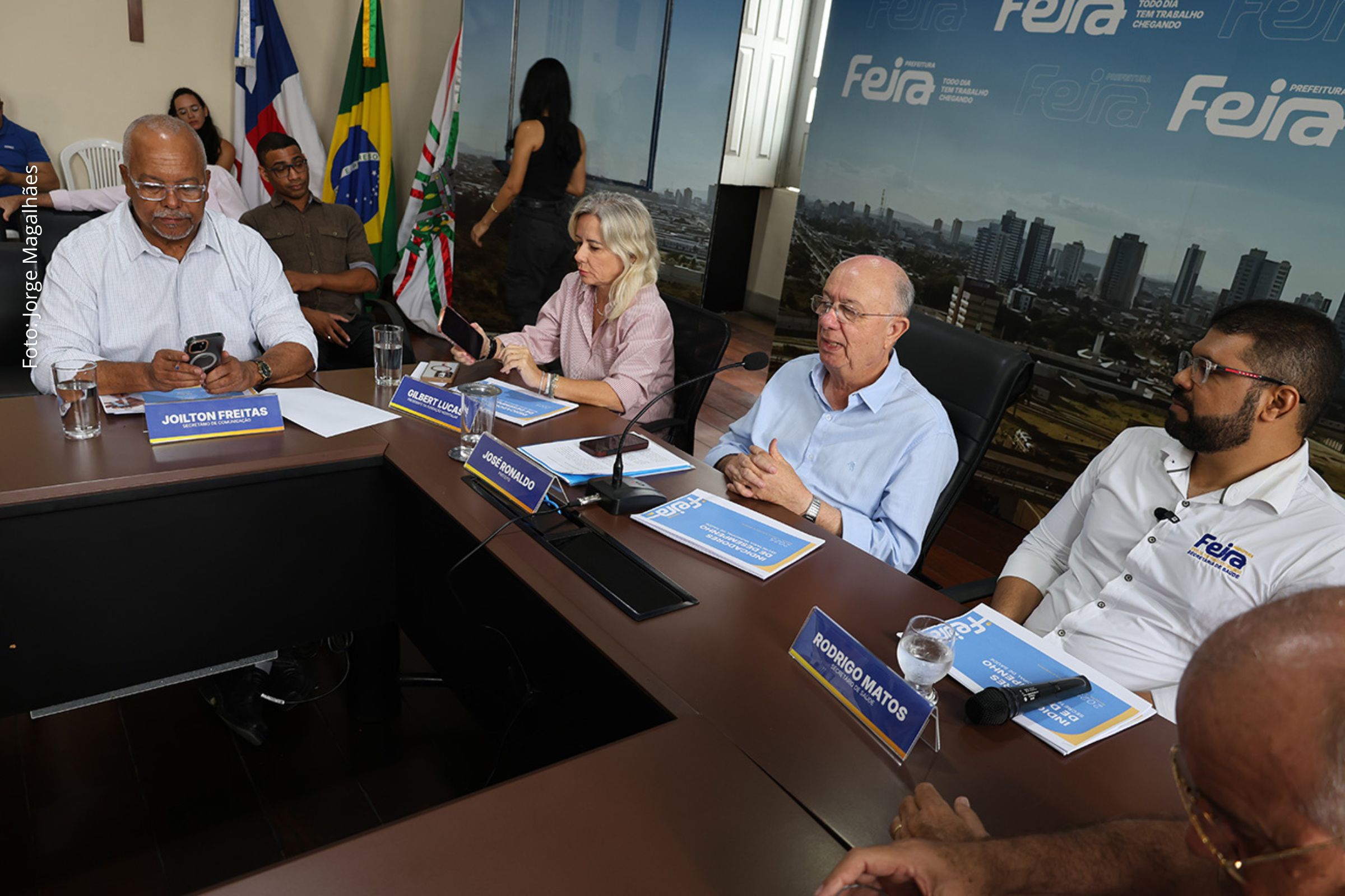 Apresentação detalha desempenho da rede municipal, Hospital da Mulher e atenção primária com dados sobre partos, consultas e recursos aplicados.