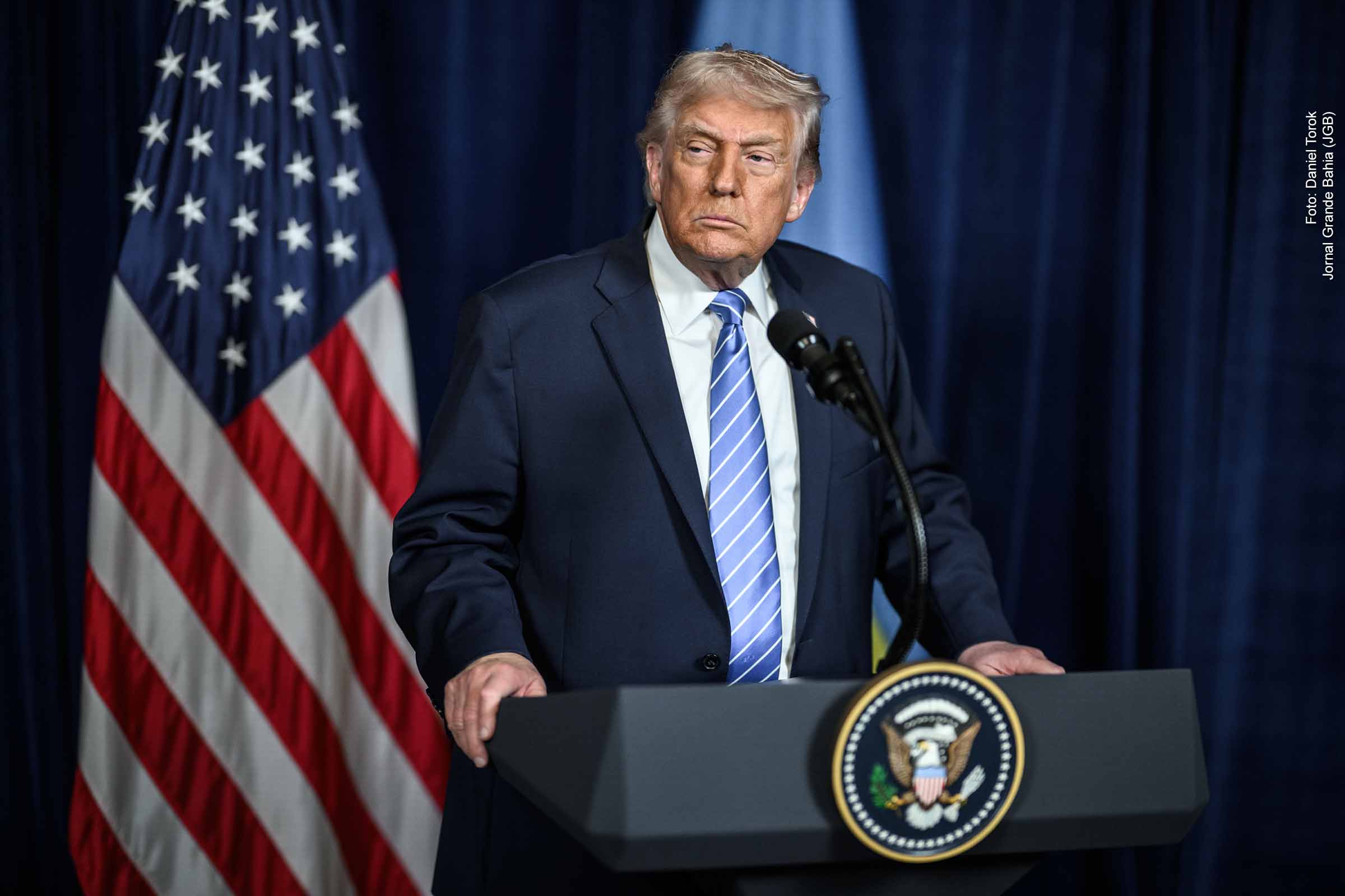 A ofensiva de Donald Trump para anexar a Groenlândia desencadeou a maior crise recente entre EUA e Europa. A suspensão do acordo comercial pela União Europeia, as ameaças tarifárias, o endurecimento do discurso de Emmanuel Macron e as repercussões em Davos evidenciam tensões políticas, militares e econômicas que colocam em xeque a coesão ocidental e a estabilidade do comércio internacional.