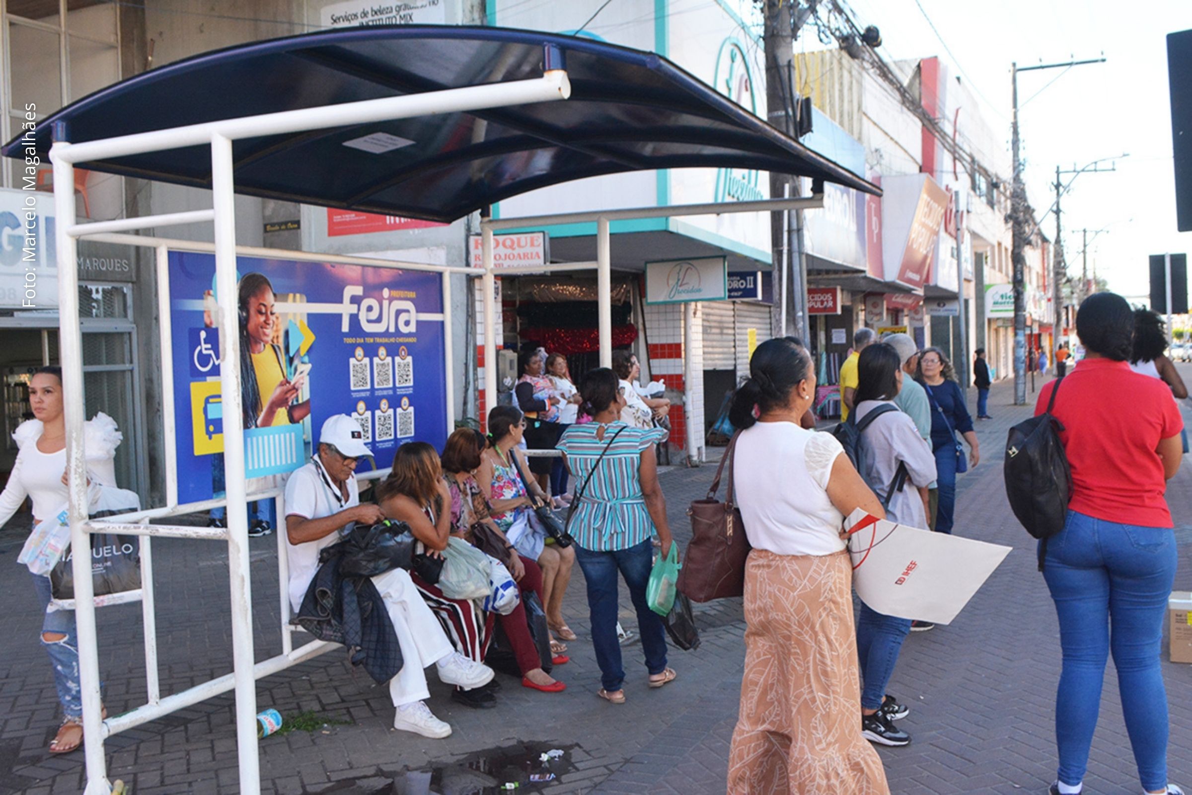 Equipamentos terão cobertura, assentos, acessibilidade e painéis informativos com QR Code.