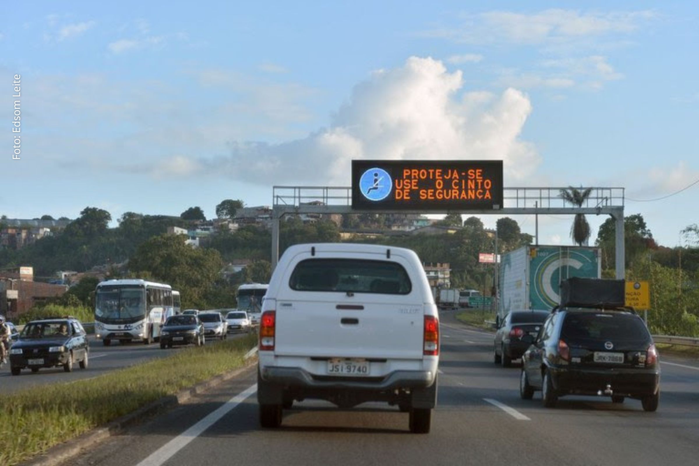 Política federal de bom condutor garante renovação gratuita e digital da habilitação para motoristas sem infrações.