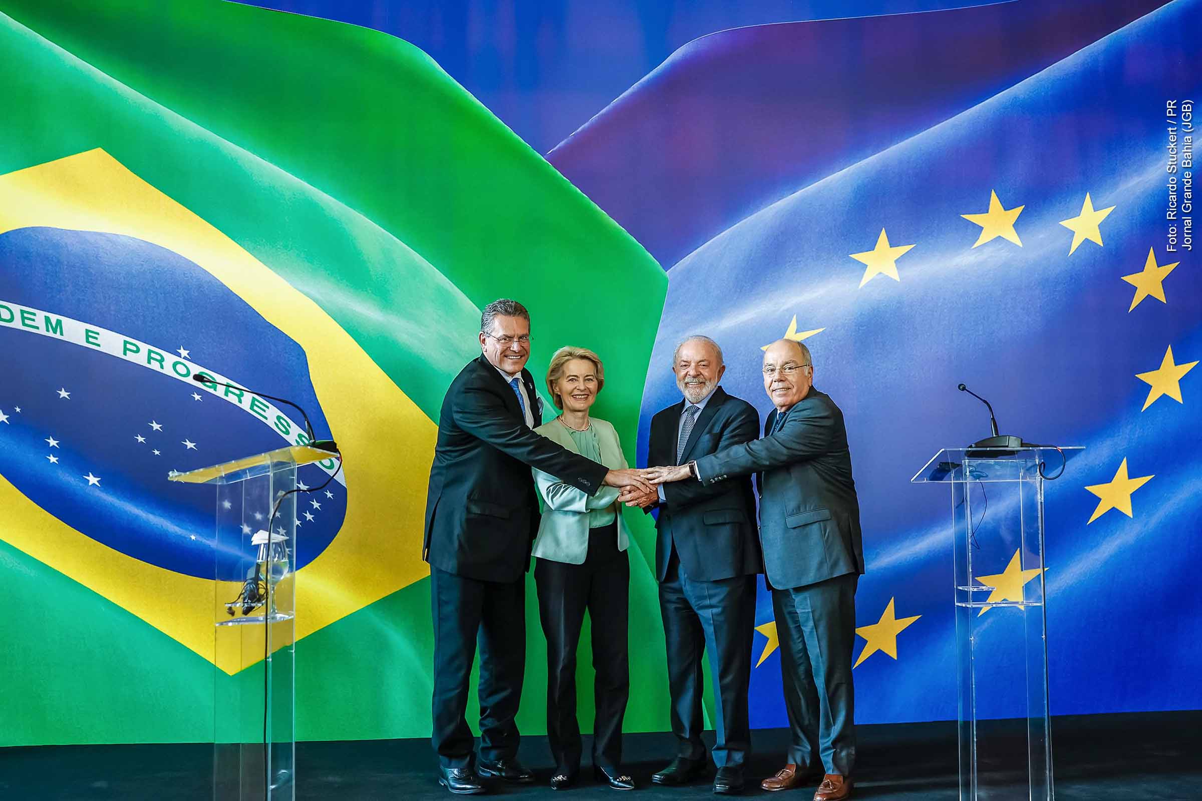 Assinado em 17 de janeiro de 2026, o Acordo de Parceria entre União Europeia e Mercosul cria uma das maiores áreas de livre comércio do mundo, após 25 anos de negociações. O tratado prevê ampla redução de tarifas, cooperação política, compromissos ambientais e fortalecimento do multilateralismo. Apesar do potencial econômico e geopolítico, o acordo enfrenta resistências internas e dependerá de ratificação legislativa e implementação efetiva para produzir seus efeitos.