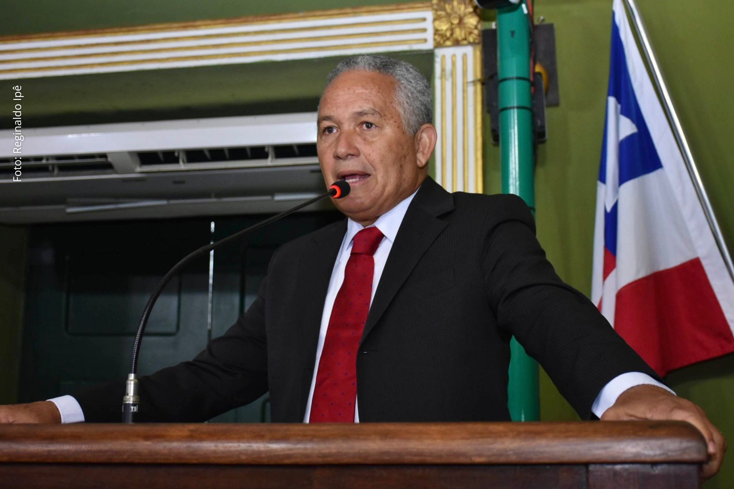 Parlamentar questiona retirada do nome de Luís Eduardo Magalhães de colégio modelo na Avenida San Martin.