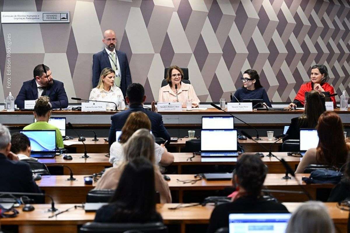 Debatedores relatam subnotificação, isolamento escolar, bullying e defendem formação de professores, cadastro nacional e atendimento educacional especializado.