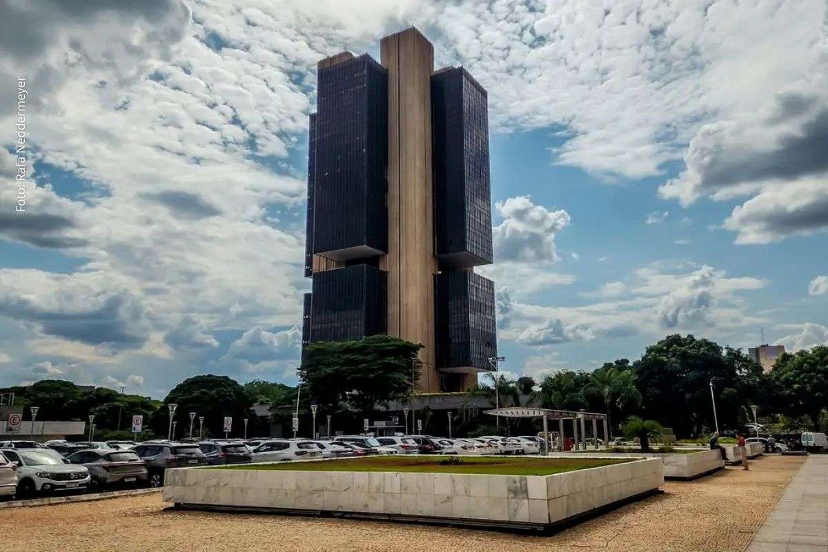 Dados indicam alta no crédito livre, avanço do spread bancário e crescimento da inadimplência, com impacto no endividamento das famílias.