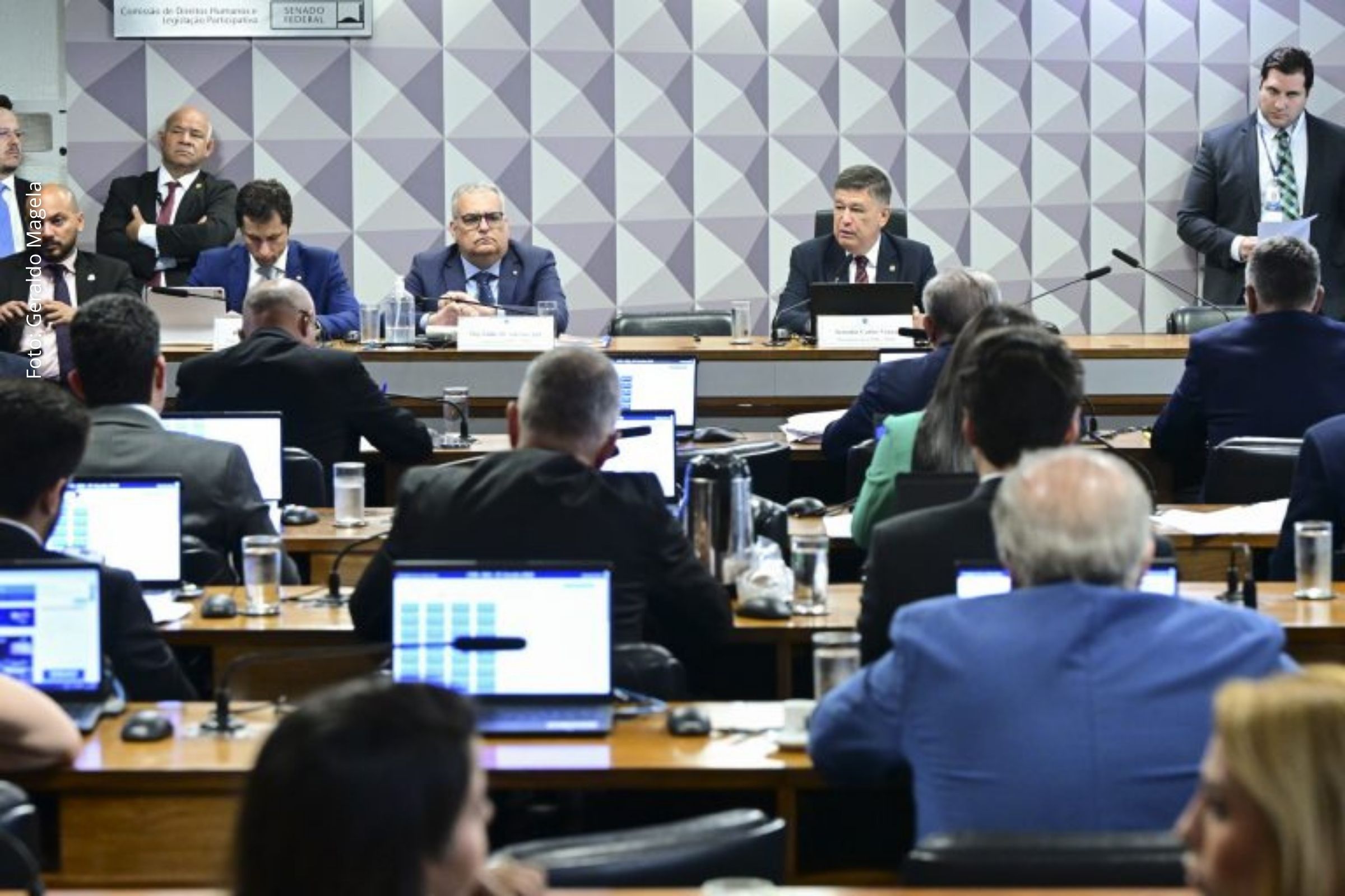 Comissão mira servidores, familiares e 36 empresas e concentra apuração em descontos indevidos sobre aposentadorias e pensões.