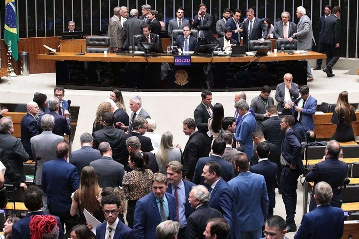 Projeto endurece punições por organização criminosa, prevê apreensão de bens, restrições a benefícios penais e transferência de líderes para presídios federais.