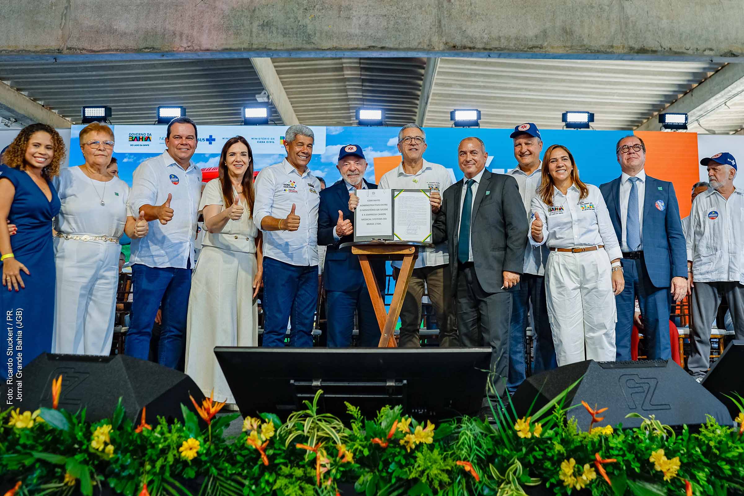 O presidente Luiz Inácio Lula da Silva participou nesta sexta-feira, 6 de fevereiro, em Salvador, da cerimônia de anúncio de novas ações do Novo PAC Saúde, marcando o início de um pacote de investimentos voltados ao fortalecimento do Sistema Único de Saúde (SUS). Durante o evento, o governo federal apresentou medidas para ampliar o acesso a exames, cirurgias e transporte de pacientes, além de assinar medida provisória que autoriza o uso de recursos do FGTS para entidades hospitalares filantrópicas e instituições sem fins lucrativos que atuam de forma complementar no SUS. A agenda contou com a presença dos ministros Rui Costa e Eliseu Padilha, do governador Jerônimo Rodrigues e do senador Otto Alencar.