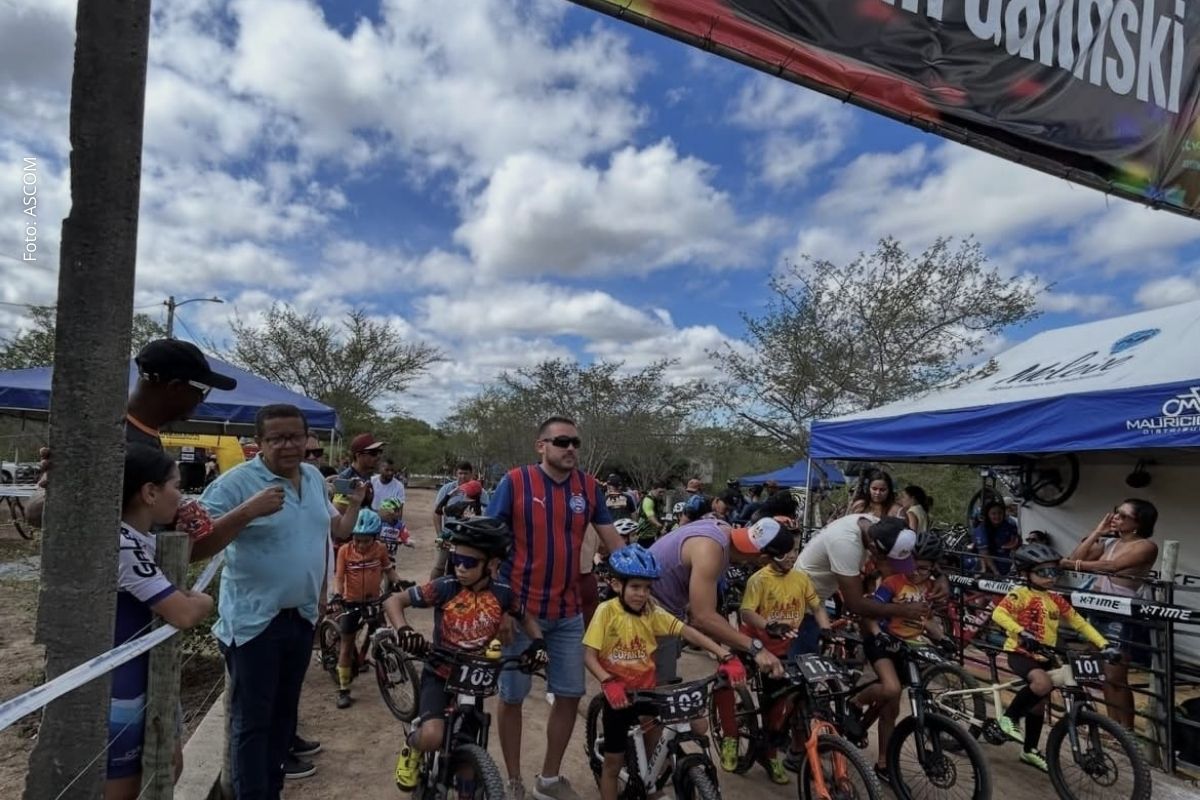 Evento comunitário teve suporte do Governo do Estado, críticas à Superintendência de Esportes e menção ao rebaixamento do Bahia de Feira.