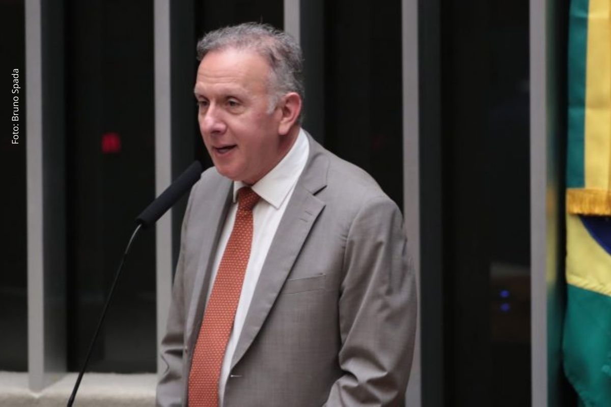 Projeto cria regime tributário para centros de dados voltados à nuvem e IA, enquanto medida provisória revisa critérios de acesso ao benefício pesqueiro.