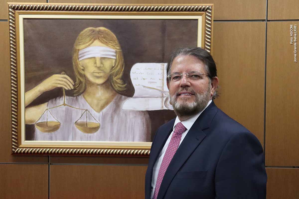 O desembargador Jatahy Júnior assumirá a direção-geral da Escola de Magistrados da Bahia (Emab), com posse marcada para 9 de março de 2026, em Salvador. A nova diretoria contará com Baltazar Miranda Saraiva como vice-diretor e Marcelo Lagrota na direção acadêmica. A Emab, criada em 1982, é a escola da magistratura mais antiga do Nordeste e tem papel central na formação continuada de magistrados e na produção de conhecimento jurídico no estado.