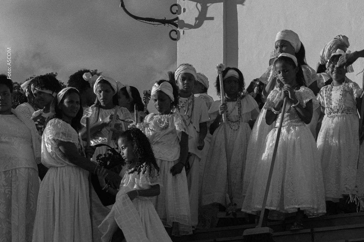 Mostra “Passagem corpos em ritual”, de Vinicius Moreira, documenta celebração tradicional de Lençóis.