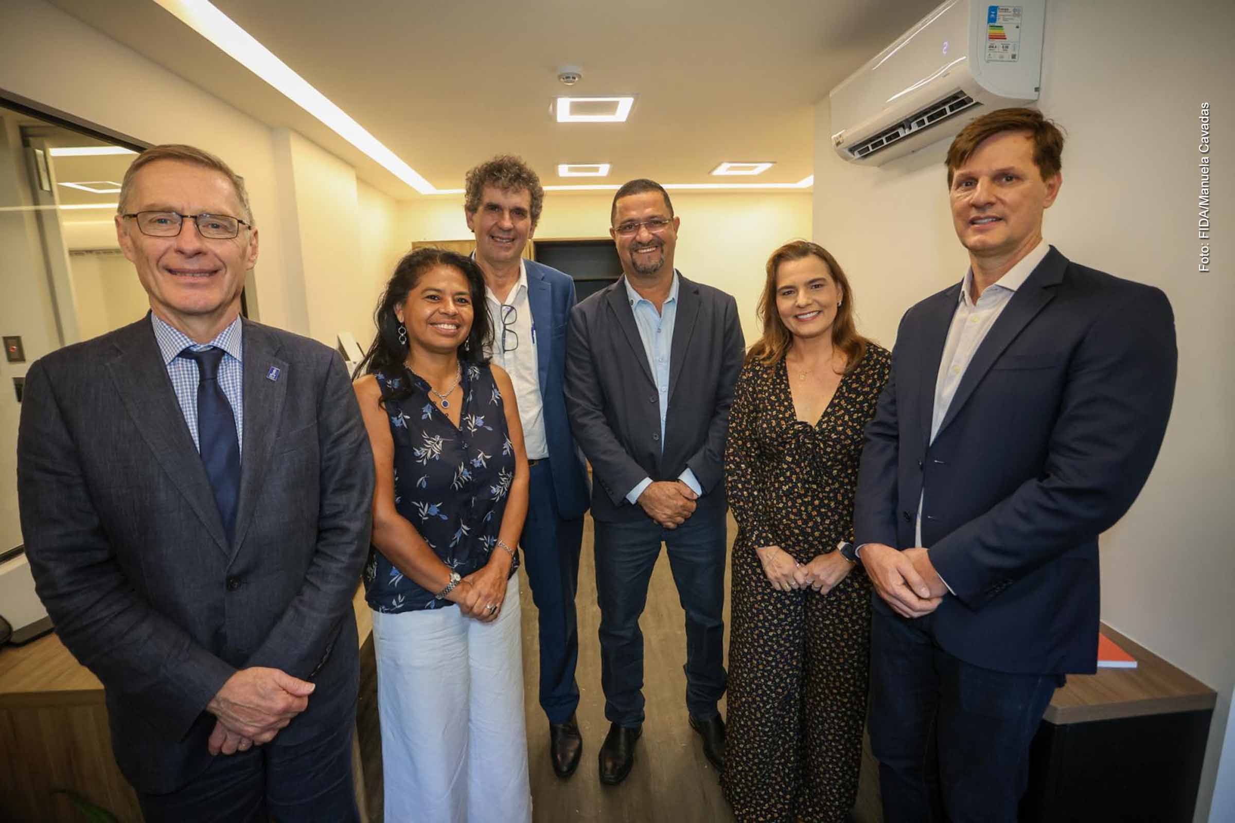 O FIDA inaugurou, em 02/02/2026, um novo escritório em Salvador, reforçando sua presença no Brasil e consolidando a Bahia como polo estratégico do desenvolvimento rural no Nordeste. Com US$ 1,1 bilhão investidos na região e cerca de US$ 250 milhões em projetos no estado, o Fundo atua em áreas como resiliência climática, segurança alimentar, agroecologia e cooperação internacional, ampliando o impacto de políticas voltadas às populações rurais.