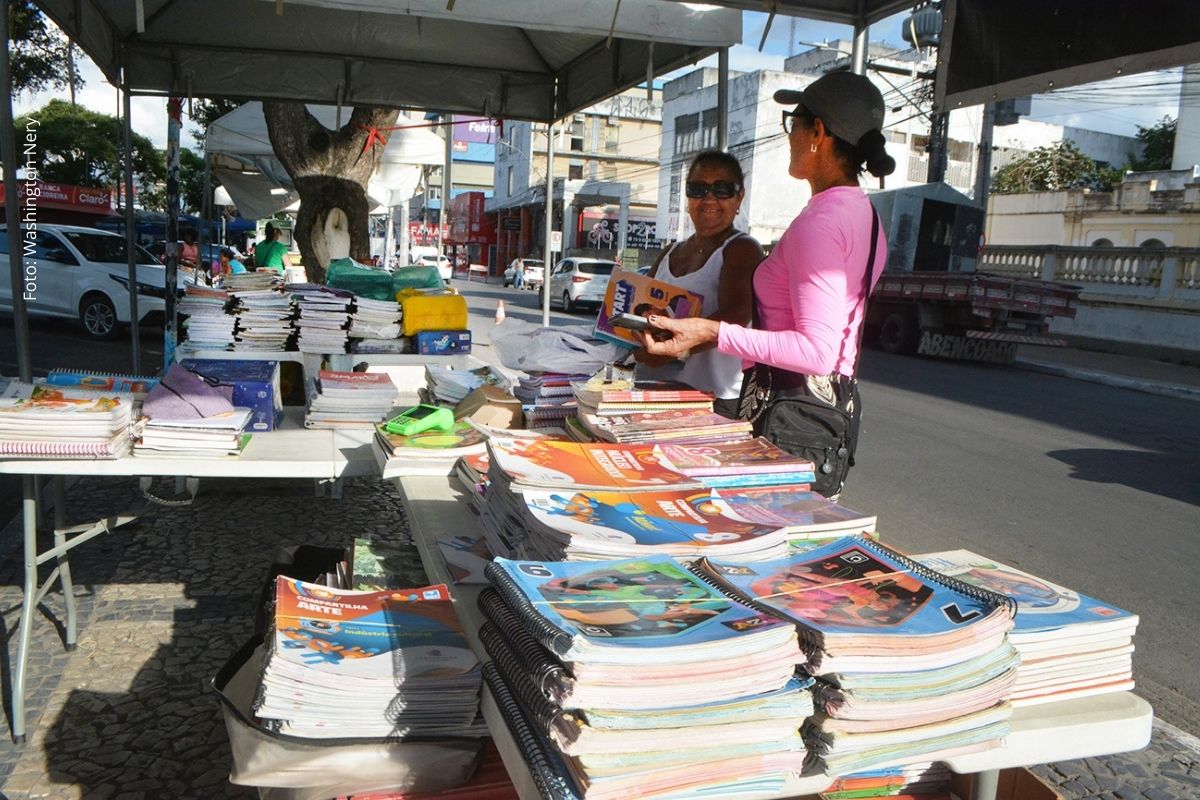 Evento antecipa encerramento e mantém comercialização de livros didáticos com descontos de até 50%.